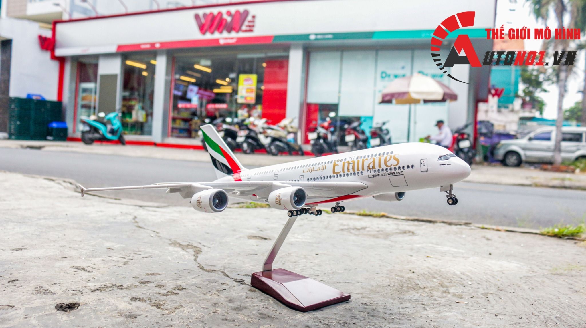 Mô hình máy bay Emirates Airbus A380 47cm có đèn led tự động theo tiếng vỗ tay hoặc chạm MB47044