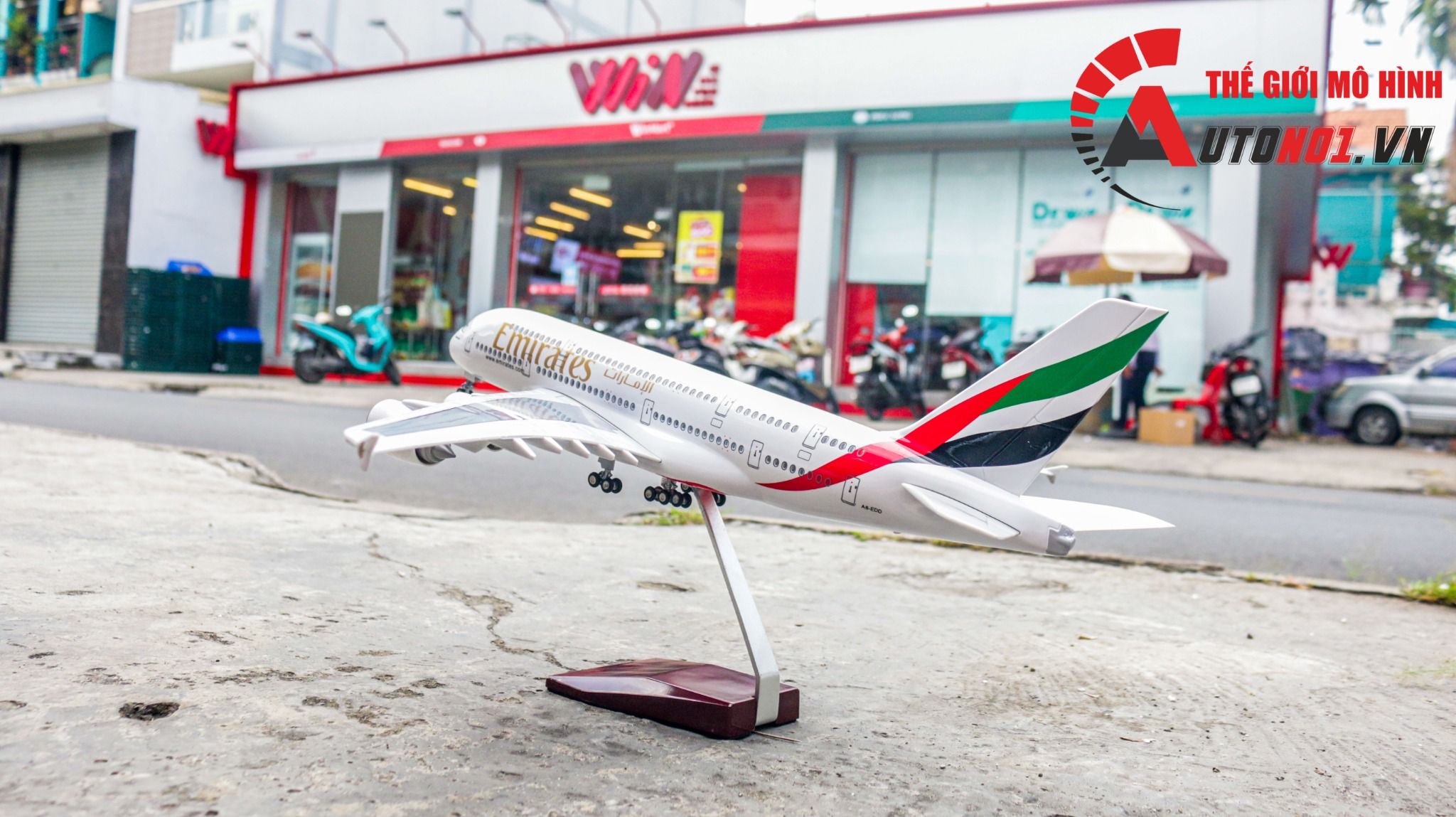 Mô hình máy bay Emirates Airbus A380 47cm có đèn led tự động theo tiếng vỗ tay hoặc chạm MB47044