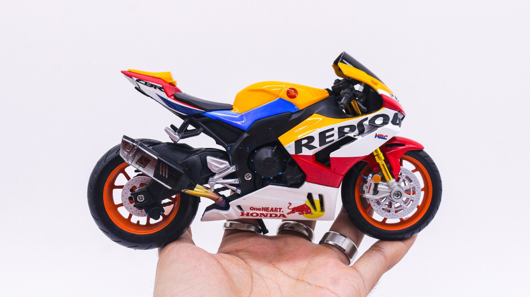 Mô hình xe độ Honda CBR1000RR custom Repsol độ pô akrapovic tỉ lệ 1:12 Autono1 D241D