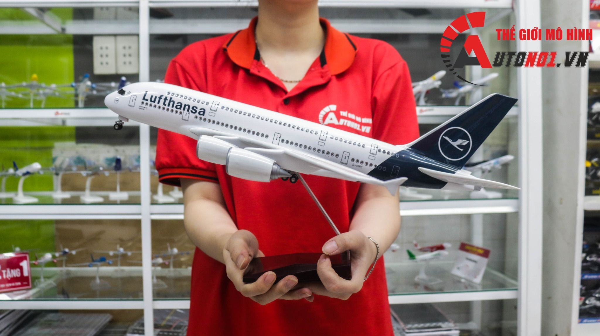Mô hình máy bay Germany Lufthansa Airbus A380 có đèn led tự động theo tiếng vỗ tay hoặc chạm MB47036