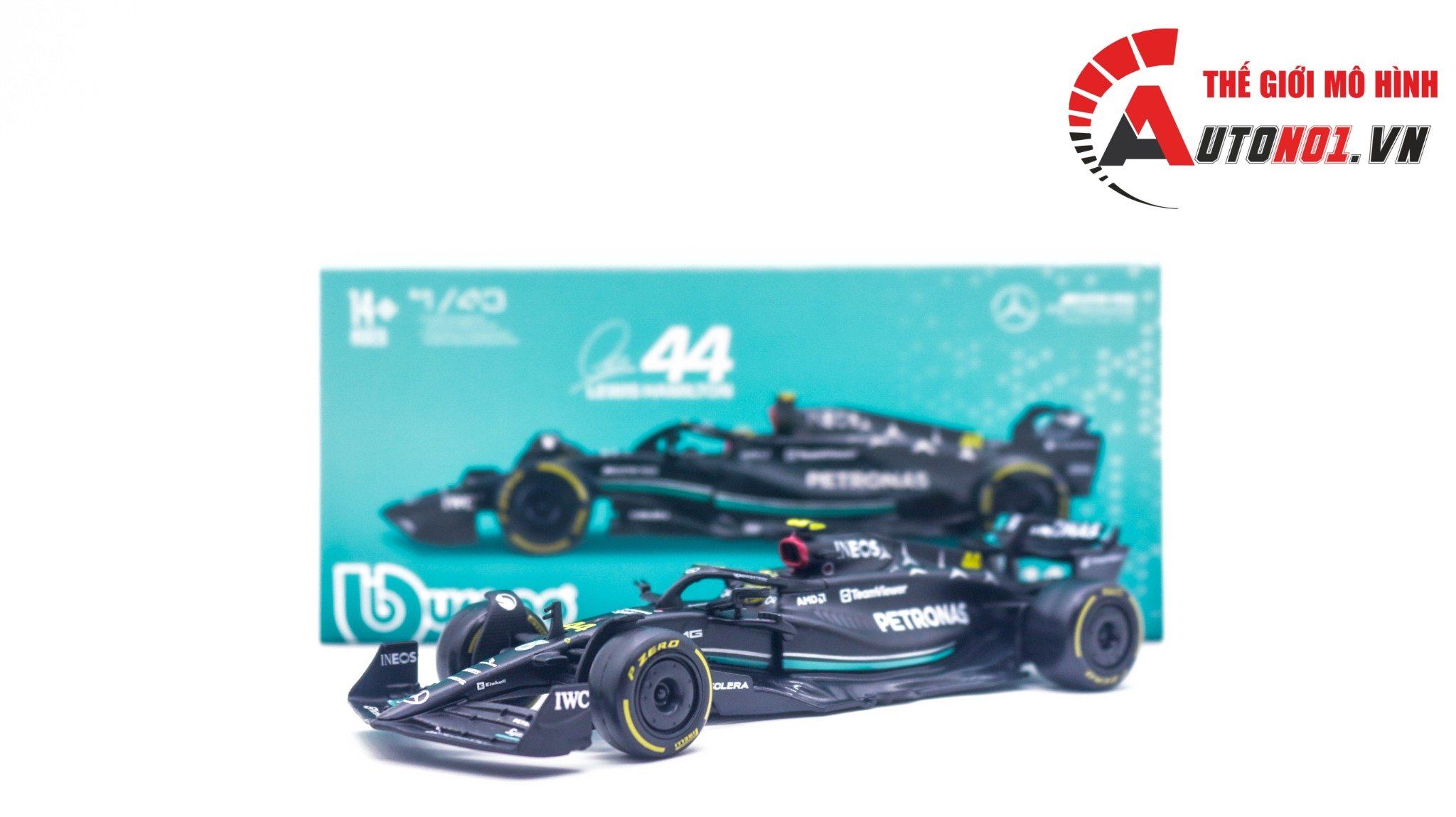 Mô hình xe đua F1 Formula Mercedes Benz Petronas 2023 W14 hộp mica có figure tỉ lệ 1:43 Bburago OT324 18-38081