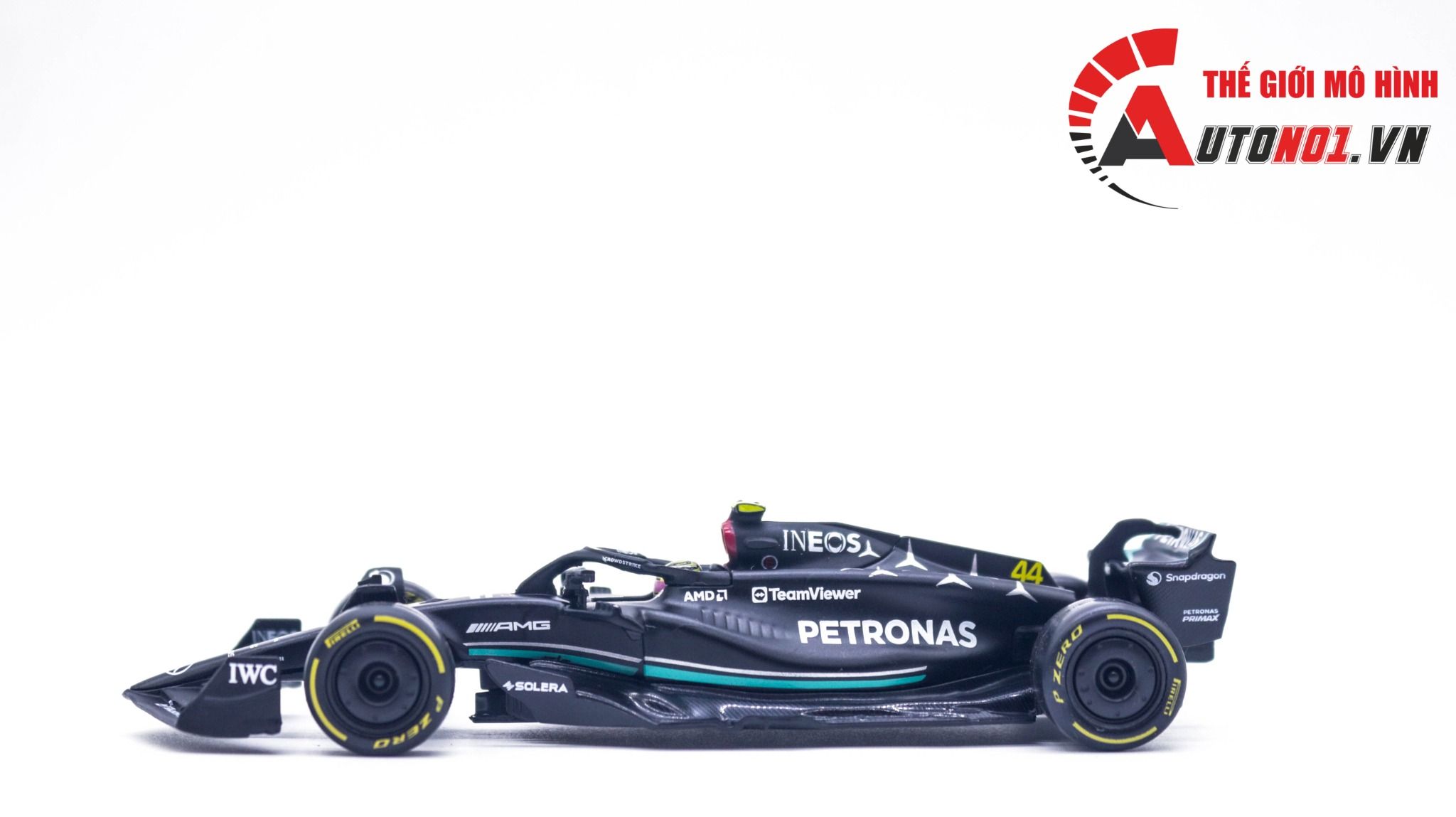 Mô hình xe đua F1 Formula Mercedes Benz Petronas 2023 W14 hộp mica có figure tỉ lệ 1:43 Bburago OT324 18-38081
