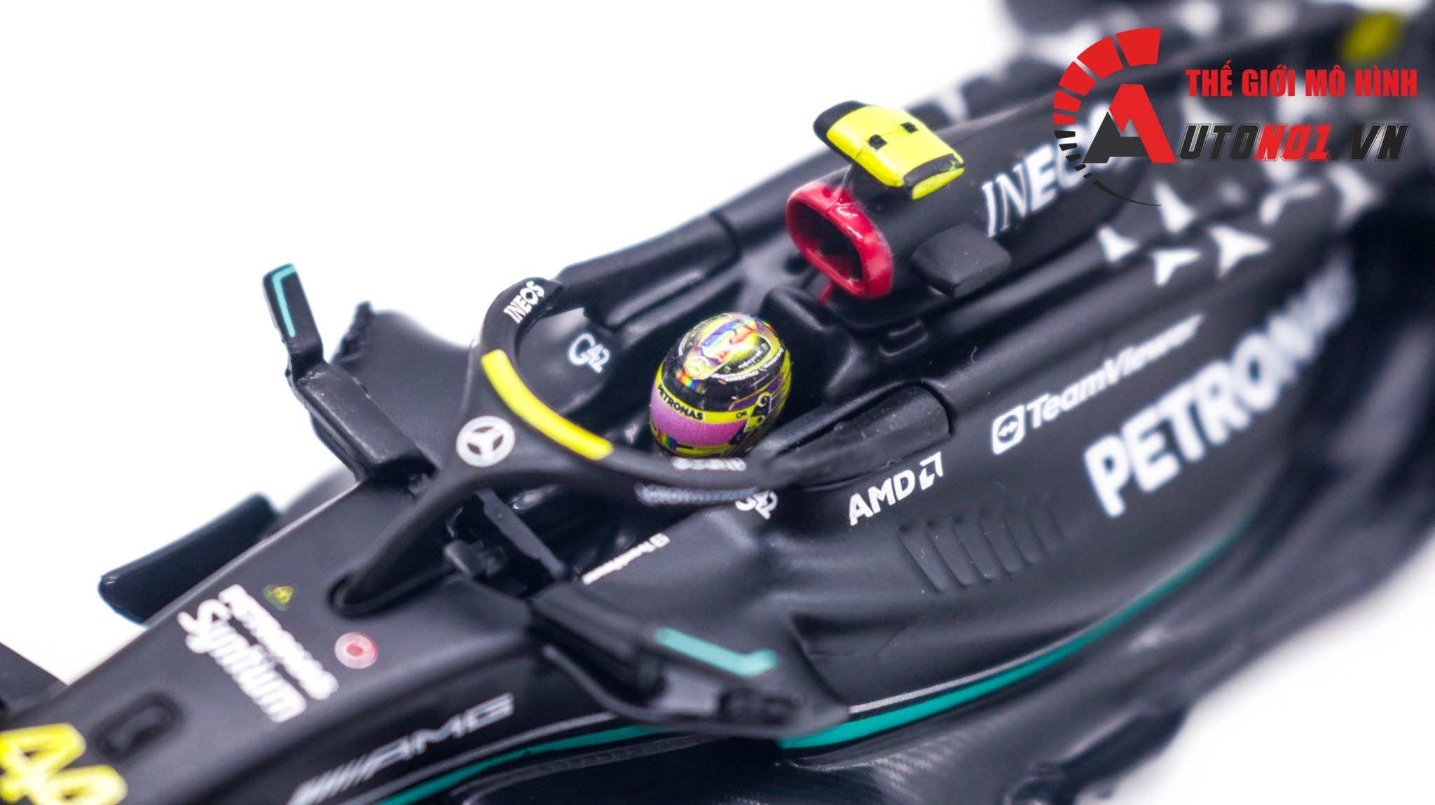 Mô hình xe đua F1 Formula Mercedes Benz Petronas 2023 W14 hộp mica có figure tỉ lệ 1:43 Bburago OT324 18-38081