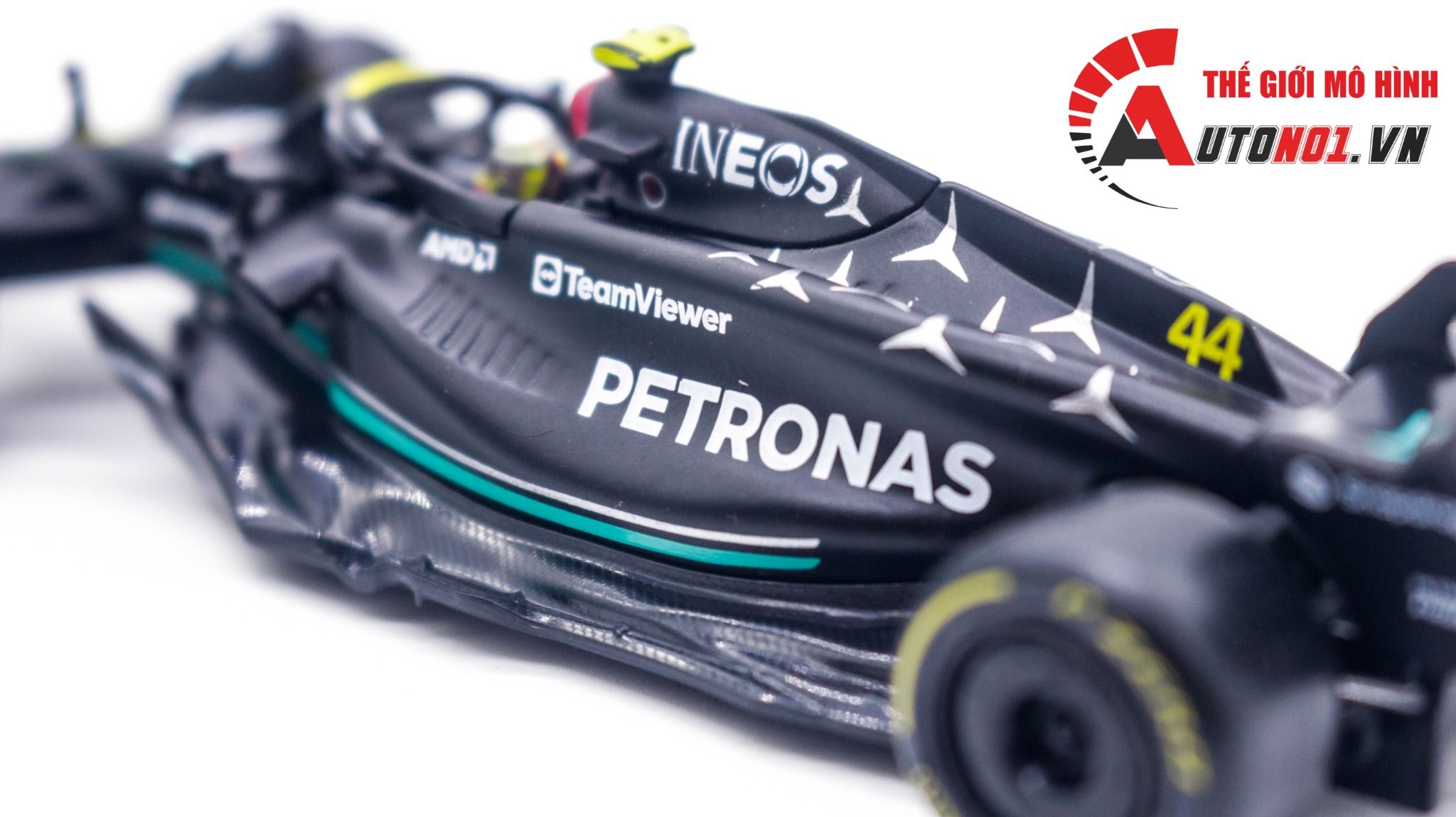 Mô hình xe đua F1 Formula Mercedes Benz Petronas 2023 W14 hộp mica có figure tỉ lệ 1:43 Bburago OT324 18-38081