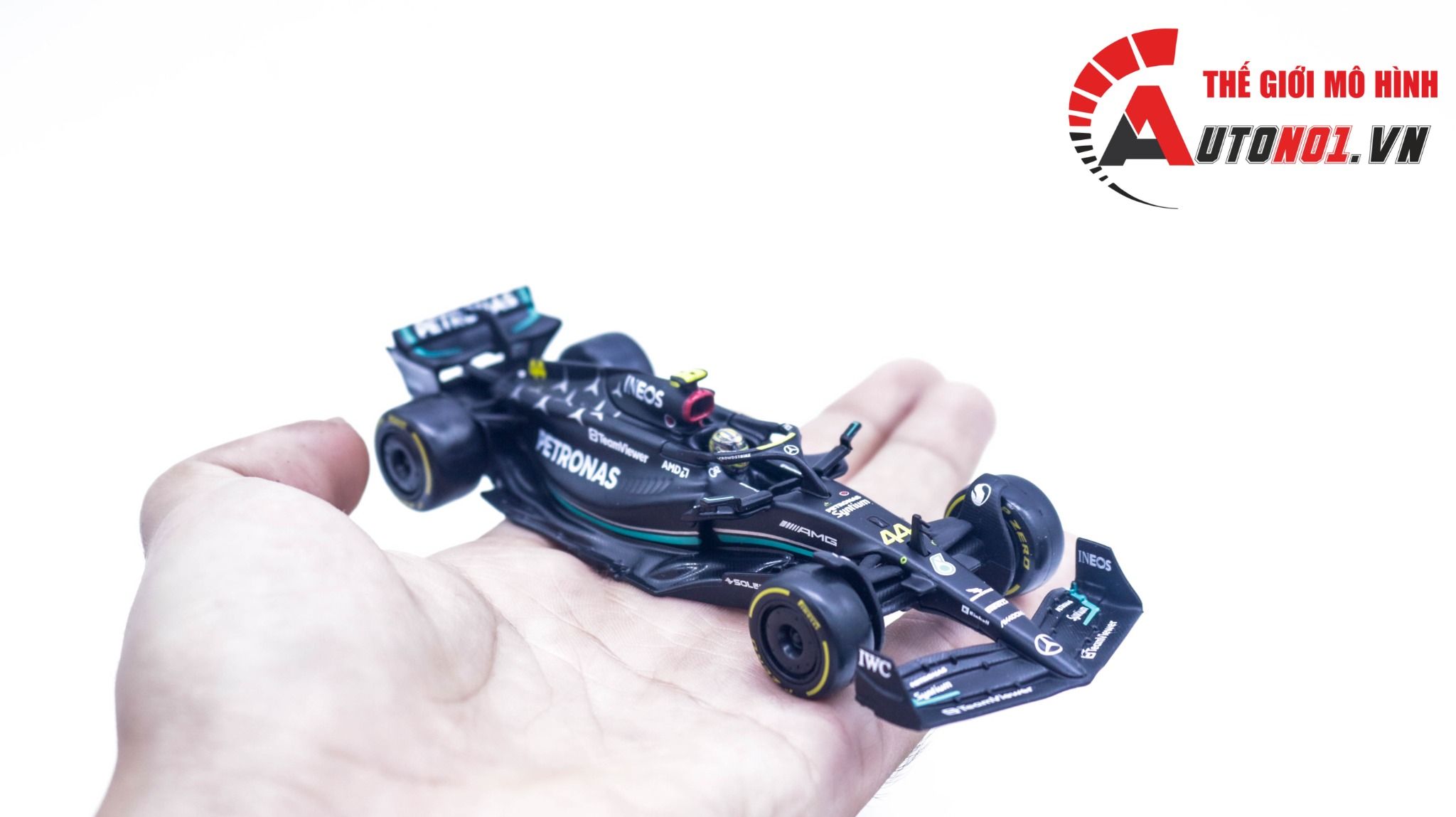 Mô hình xe đua F1 Formula Mercedes Benz Petronas 2023 W14 hộp mica có figure tỉ lệ 1:43 Bburago OT324 18-38081