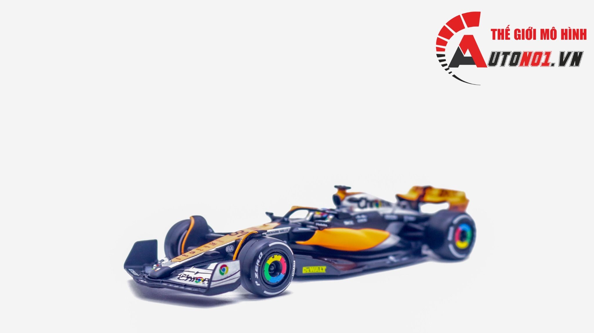 Mô hình xe đua F1 Formula Mclaren MCL60 2023 hộp mica có figure tỉ lệ 1:43 Bburago OT322