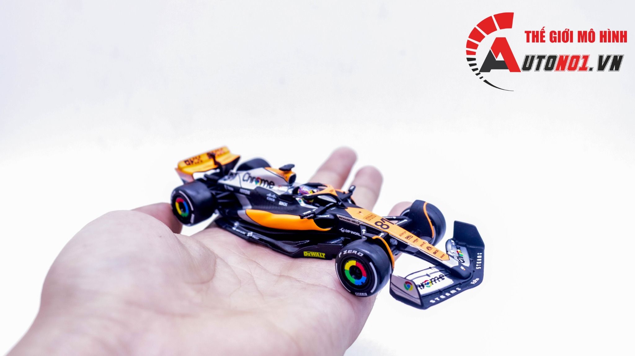 Mô hình xe đua F1 Formula Mclaren MCL60 2023 hộp mica có figure tỉ lệ 1:43 Bburago OT322