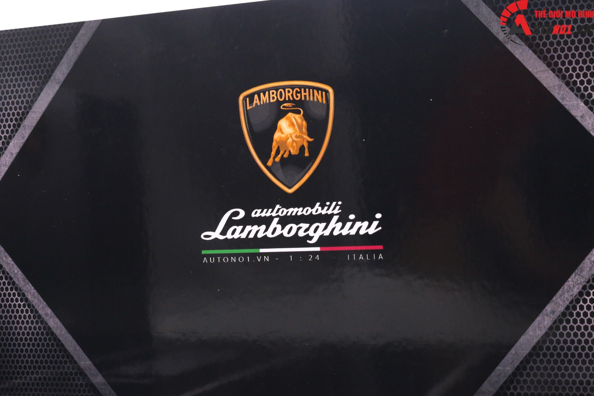  Diorama 1:24 Showroom trưng bày Lamborghini cho xe tỉ lệ 1:24 kích thước 35X25X15cm 4 tấm lắp ghép formex 5li DR010B 