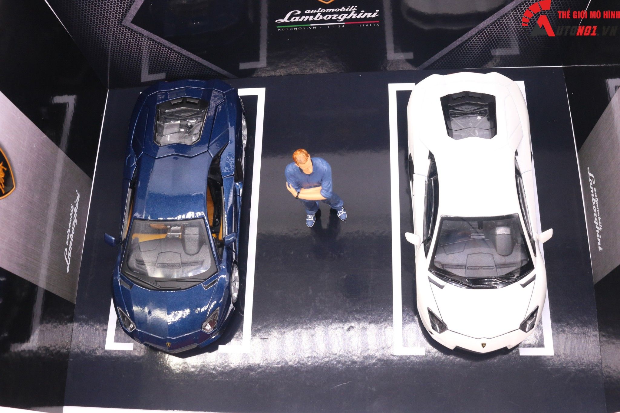  Diorama 1:24 Showroom trưng bày Lamborghini cho xe tỉ lệ 1:24 kích thước 35X25X15cm 4 tấm lắp ghép formex 5li DR010B 