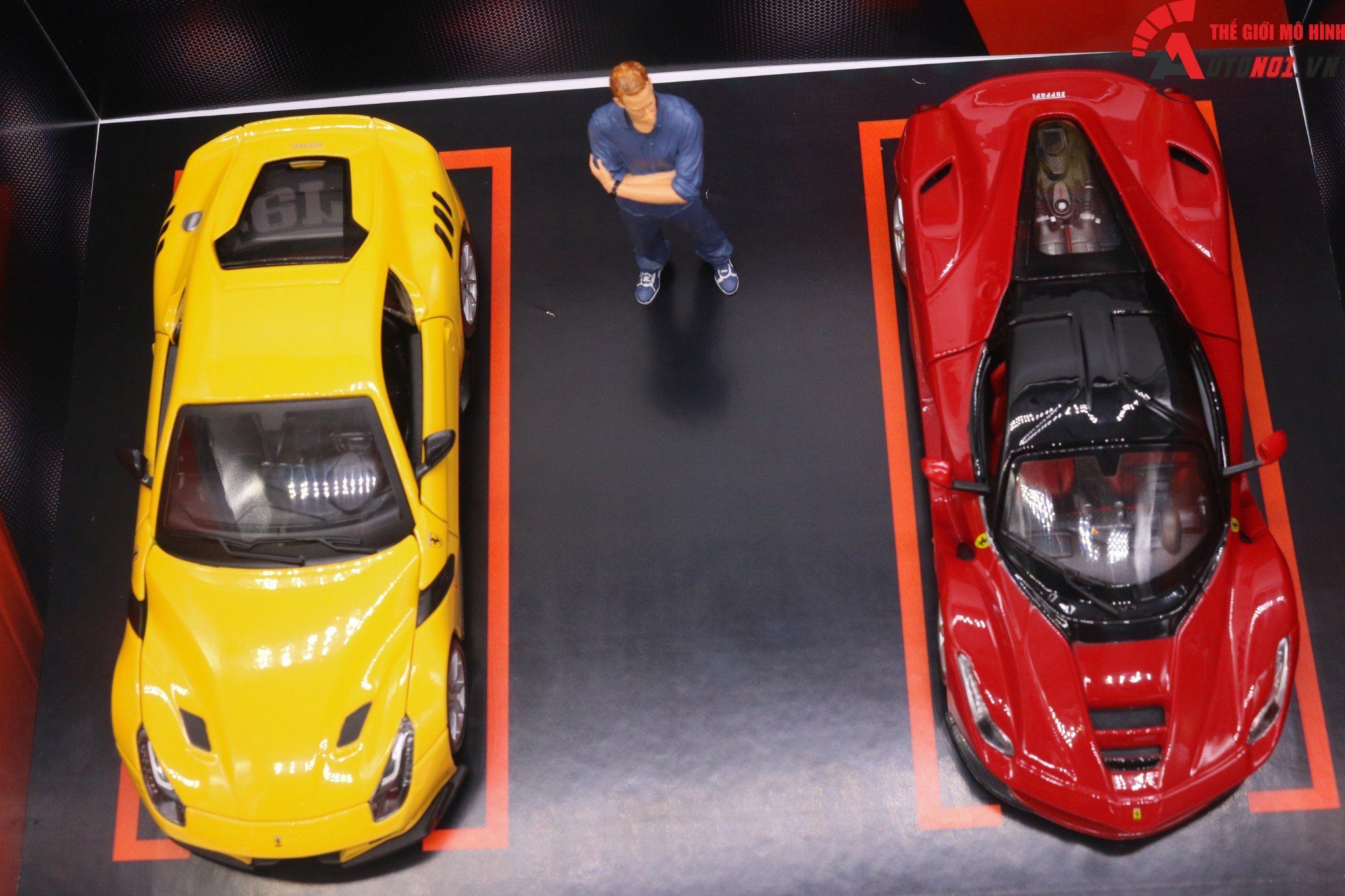 Diorama 1:24 Showroom trưng bày Ferrari cho xe tỉ lệ 1:24 kích thước 35X25X15cm 4 tấm lắp ghép formex 5li DR010A