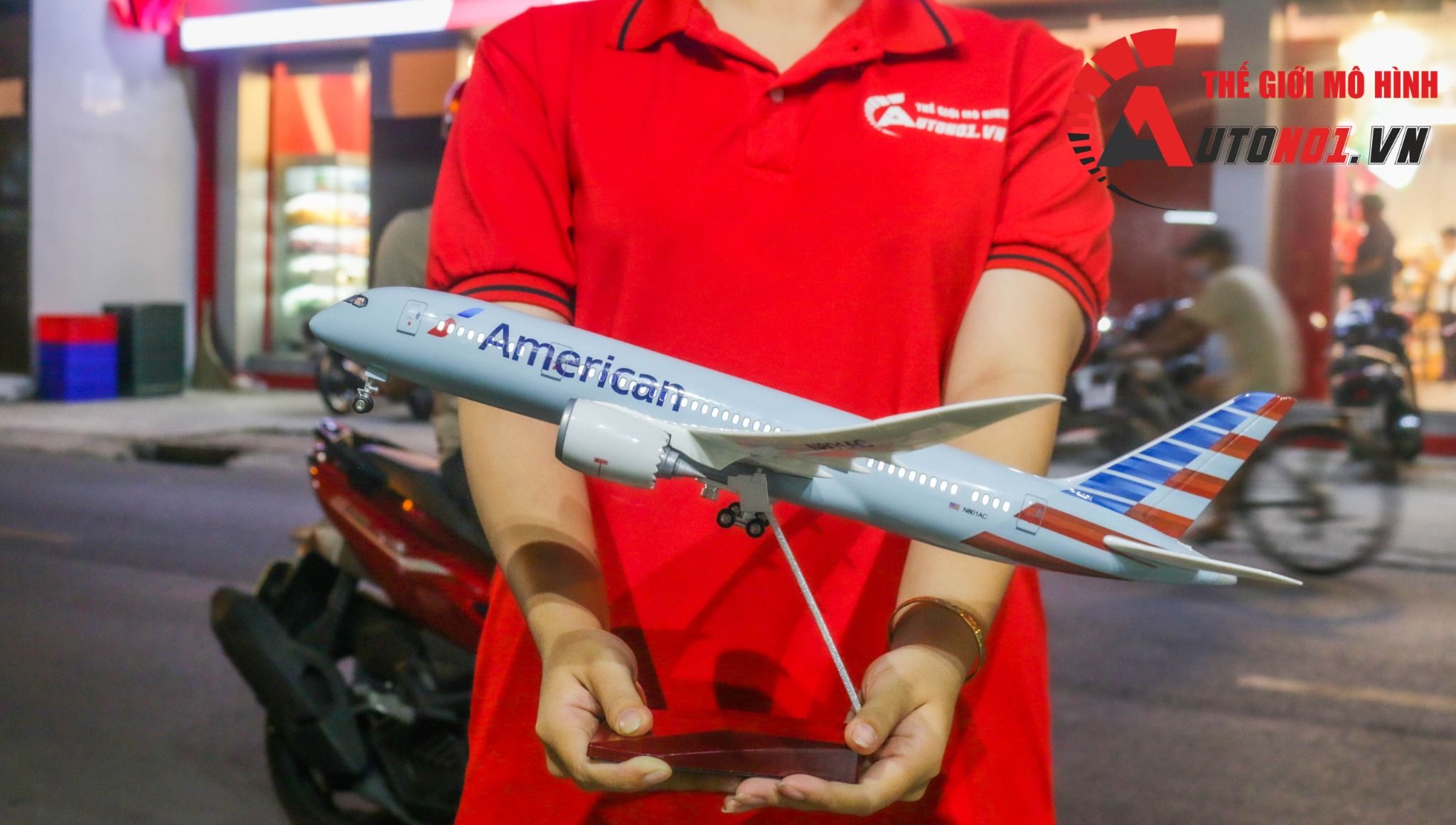 Mô hình máy bay American Boeing B787 47cm 1:130 có đèn led tự động theo tiếng vỗ tay hoặc chạm MB47008