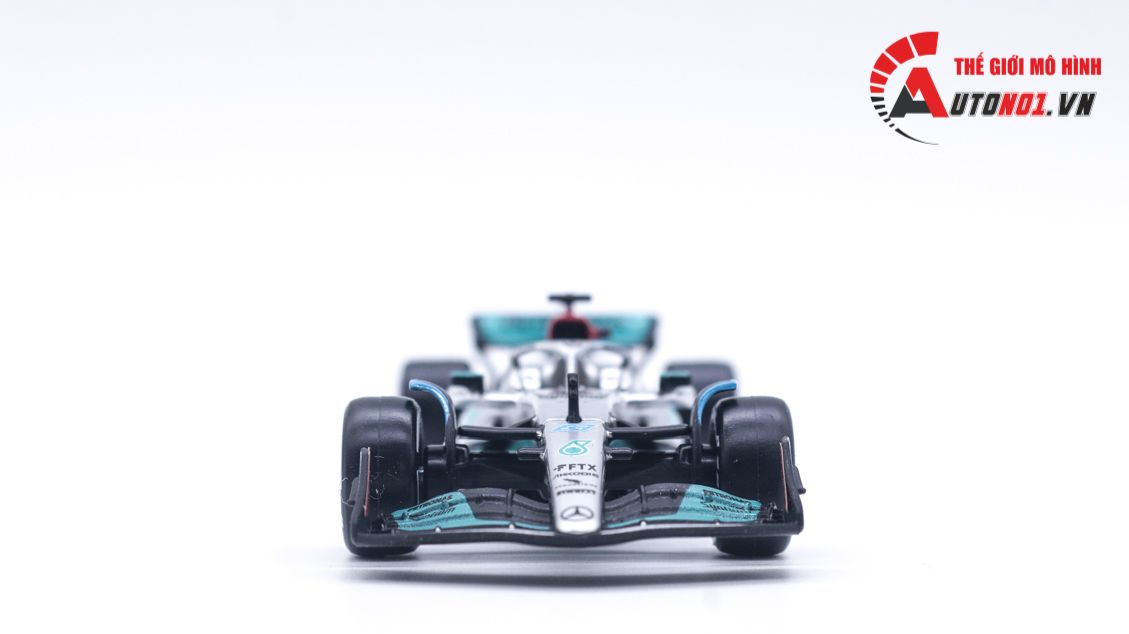 Mô hình xe đua F1 Mercedes AMG Petronas F1 W13 2022 #63 Hybrid 1:43 Bburago OT003
