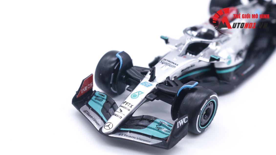 Mô hình xe đua F1 Mercedes AMG Petronas F1 W13 2022 #63 Hybrid 1:43 Bburago OT003