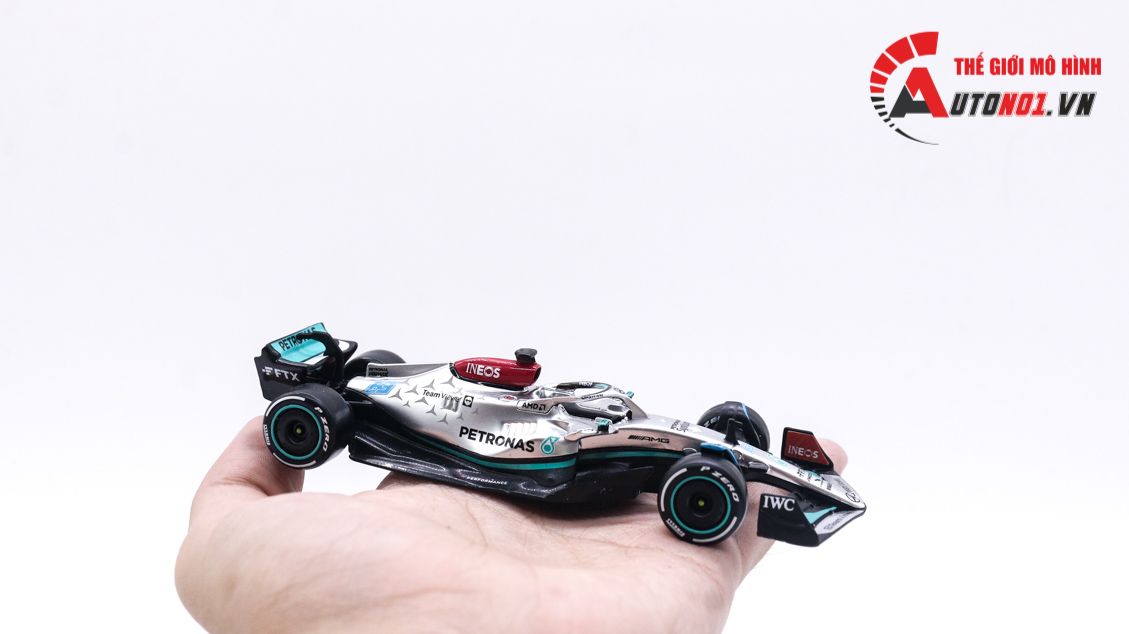 Mô hình xe đua F1 Mercedes AMG Petronas F1 W13 2022 #63 Hybrid 1:43 Bburago OT003