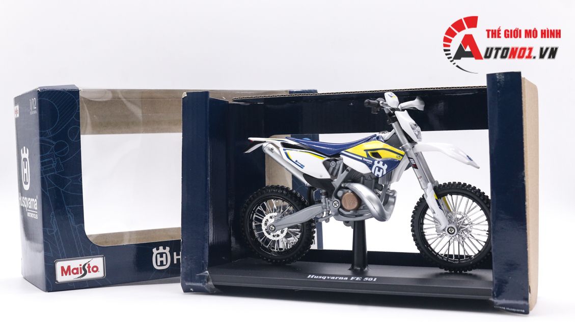 Mô hình xe cào cào Husqvarna fe 501 1:12 Maisto có đế 4831