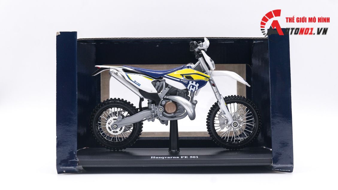 Mô hình xe cào cào Husqvarna fe 501 1:12 Maisto có đế 4831