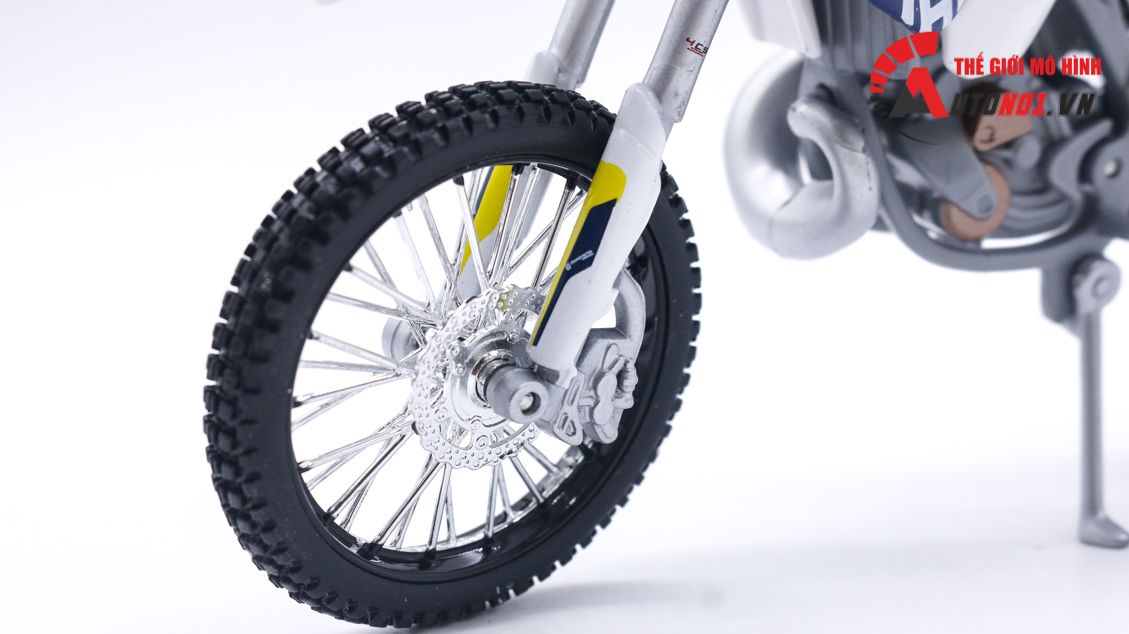 Mô hình xe cào cào Husqvarna fe 501 1:12 Maisto có đế 4831