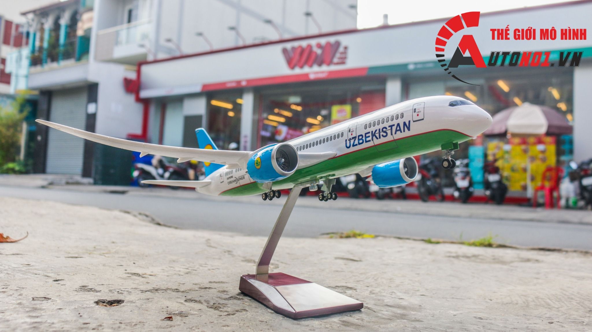 Mô hình máy bay Uzbekistan Boeing B787 tỉ lệ 1:130 47cm có đèn led tự động theo tiếng vỗ tay hoặc chạm MB47048