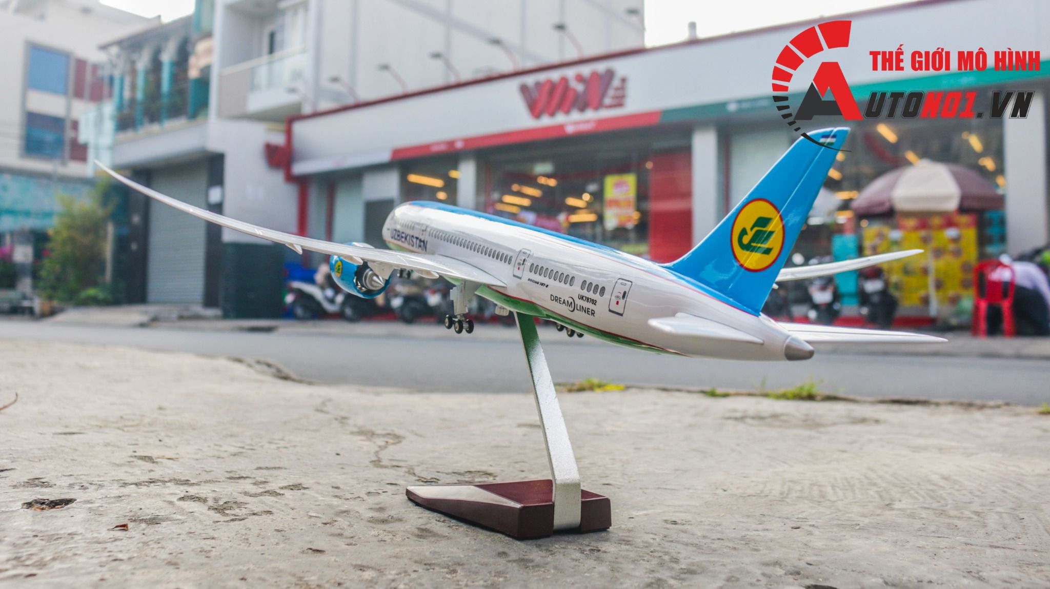 Mô hình máy bay Uzbekistan Boeing B787 tỉ lệ 1:130 47cm có đèn led tự động theo tiếng vỗ tay hoặc chạm MB47048