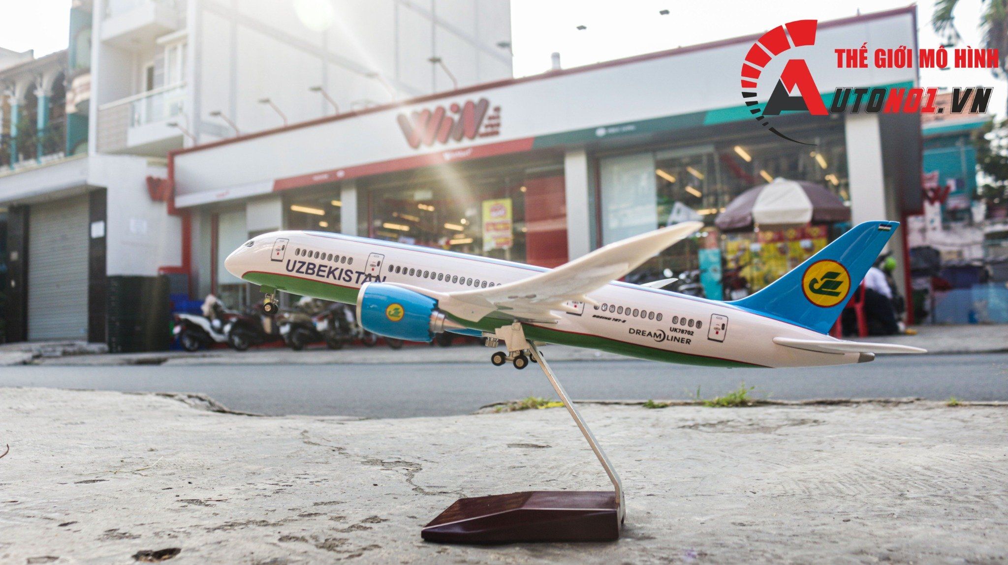 Mô hình máy bay Uzbekistan Boeing B787 tỉ lệ 1:130 47cm có đèn led tự động theo tiếng vỗ tay hoặc chạm MB47048