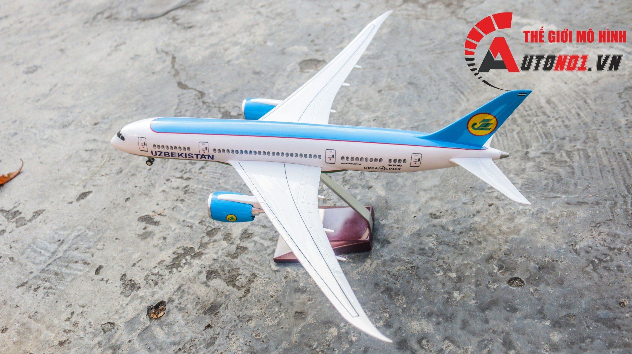 Mô hình máy bay Uzbekistan Boeing B787 tỉ lệ 1:130 47cm có đèn led tự động theo tiếng vỗ tay hoặc chạm MB47048