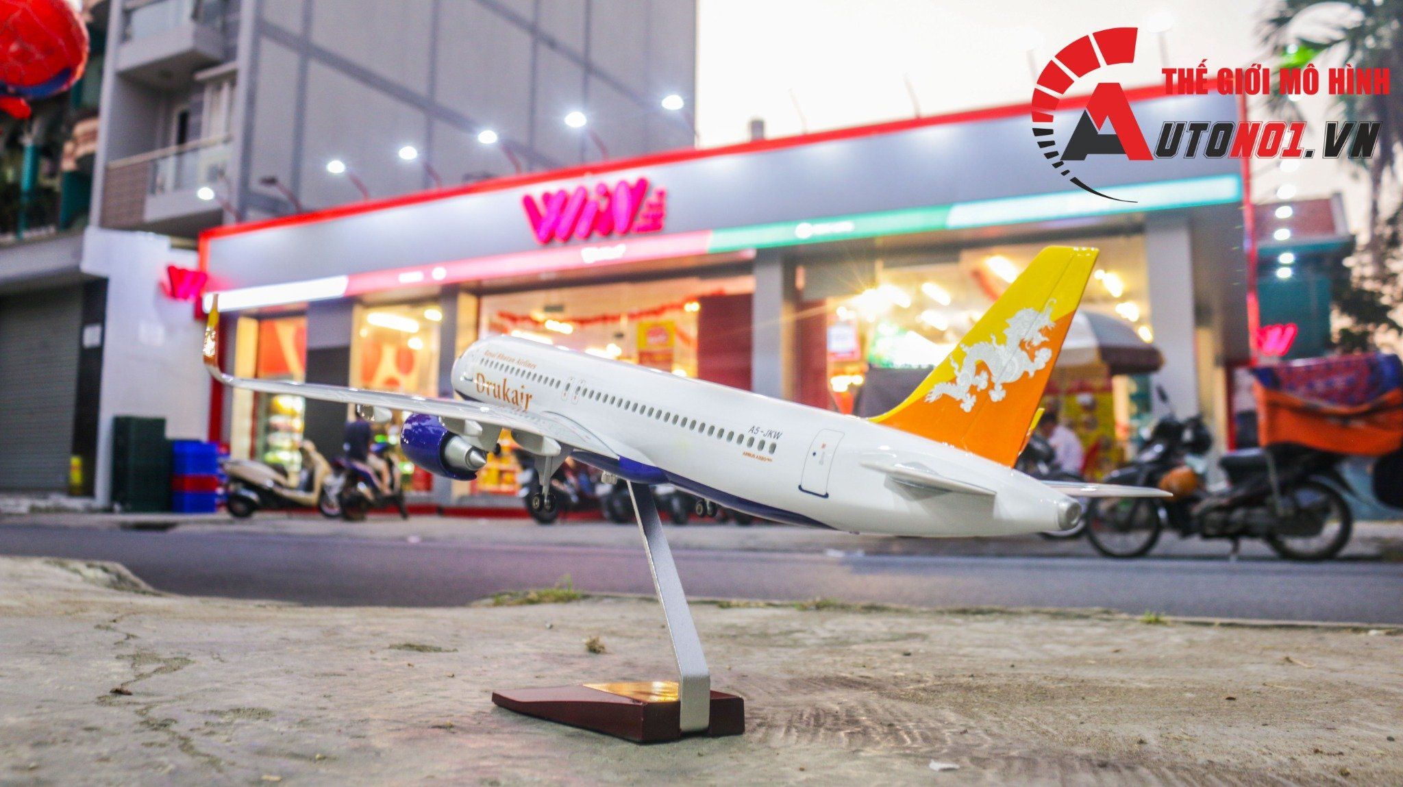 Mô hình máy bay Bhutan Airlines Drukair Airbus A320 Neo 47cm có đèn led tự động theo tiếng vỗ tay hoặc chạm MB47061