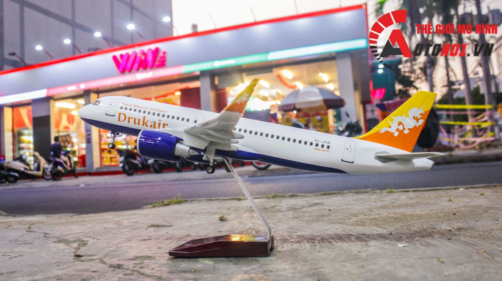 Mô hình máy bay Bhutan Airlines Drukair Airbus A320 Neo 47cm có đèn led tự động theo tiếng vỗ tay hoặc chạm MB47061