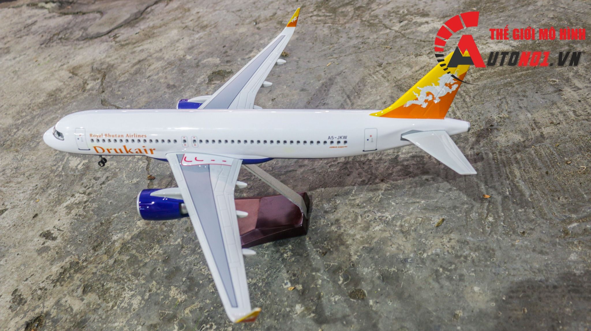 Mô hình máy bay Bhutan Airlines Drukair Airbus A320 Neo 47cm có đèn led tự động theo tiếng vỗ tay hoặc chạm MB47061