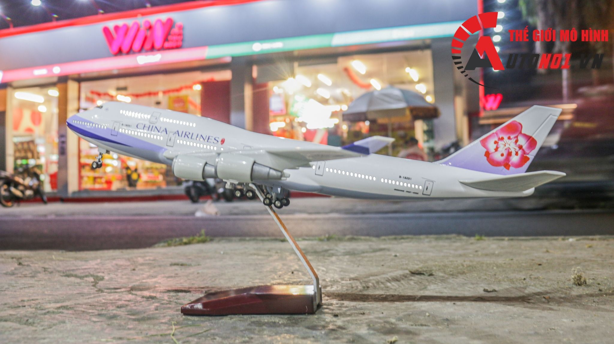 Mô hình máy bay China Airlines Boeing B747 47cm có đèn led tự động theo tiếng vỗ tay hoặc chạm MB47052
