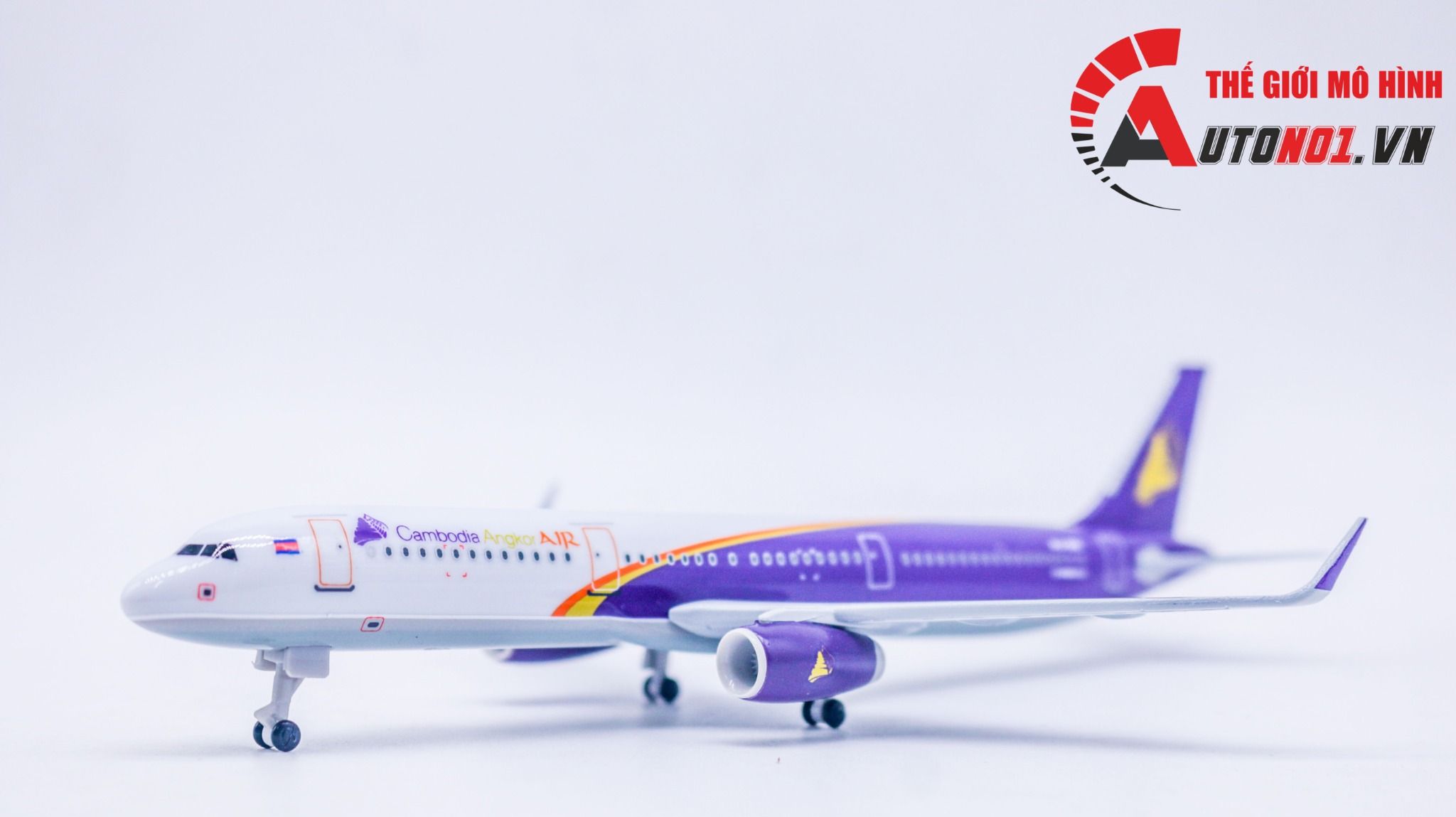 Mô hình máy bay Cambodia Angkor Air Airbus A321 kích thước 20cm MB20082