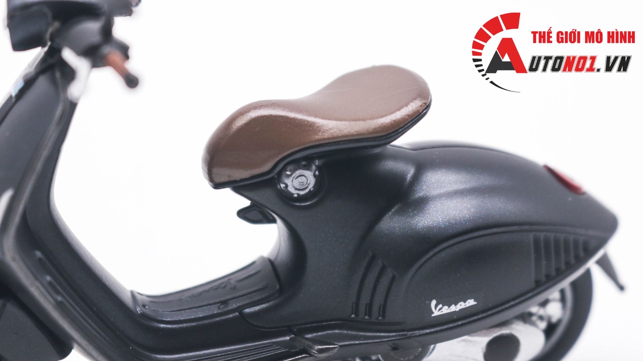 Mô hình xe Vespa 946 độ matt black 2023 tỉ lệ 1:18 Autono1 Welly D228