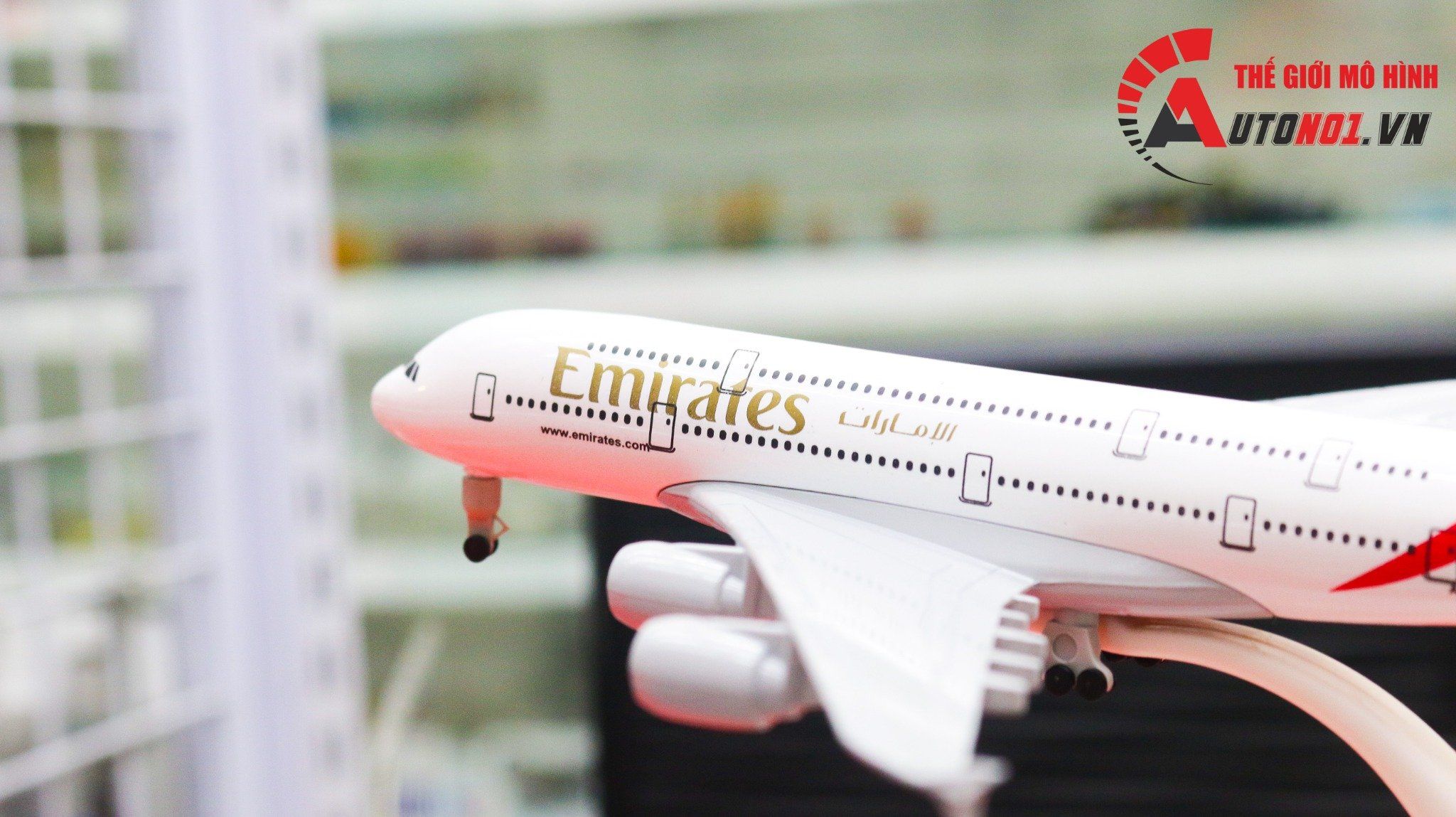Mô hình máy bay Emirates A6-EEI Airbus A380 có bánh xe 20cm MB20036