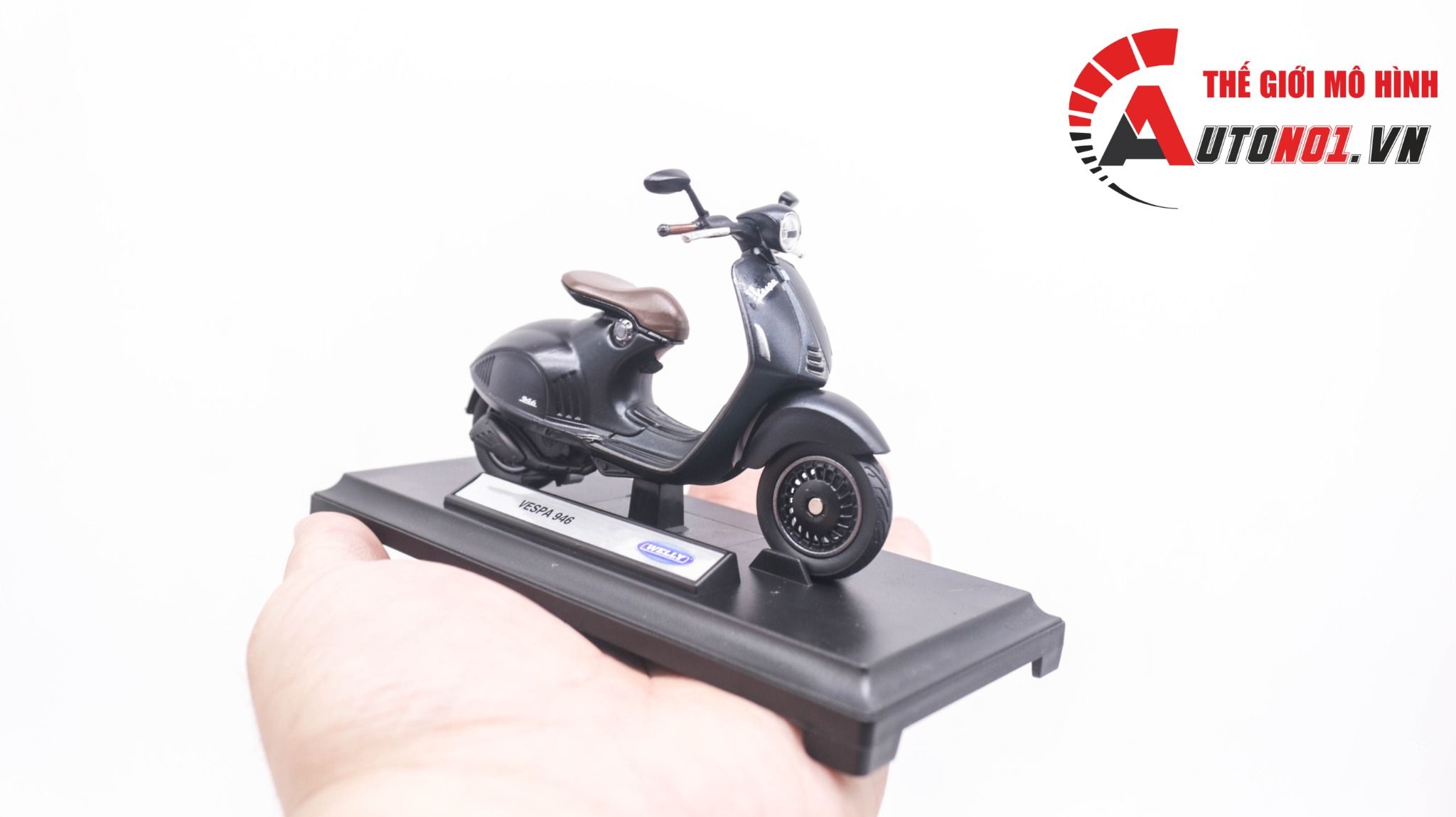 Mô hình xe Vespa 946 độ matt black 2023 tỉ lệ 1:18 Autono1 Welly D228