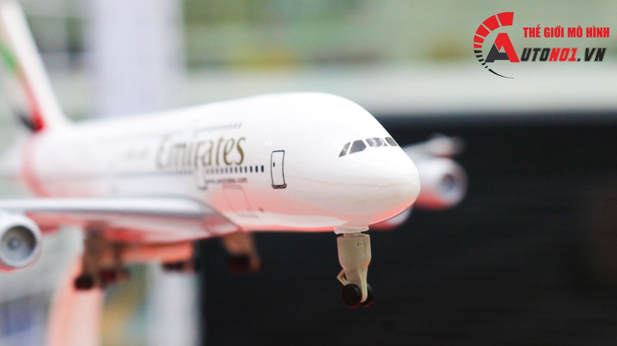 Mô hình máy bay Emirates A6-EEI Airbus A380 có bánh xe 20cm MB20036