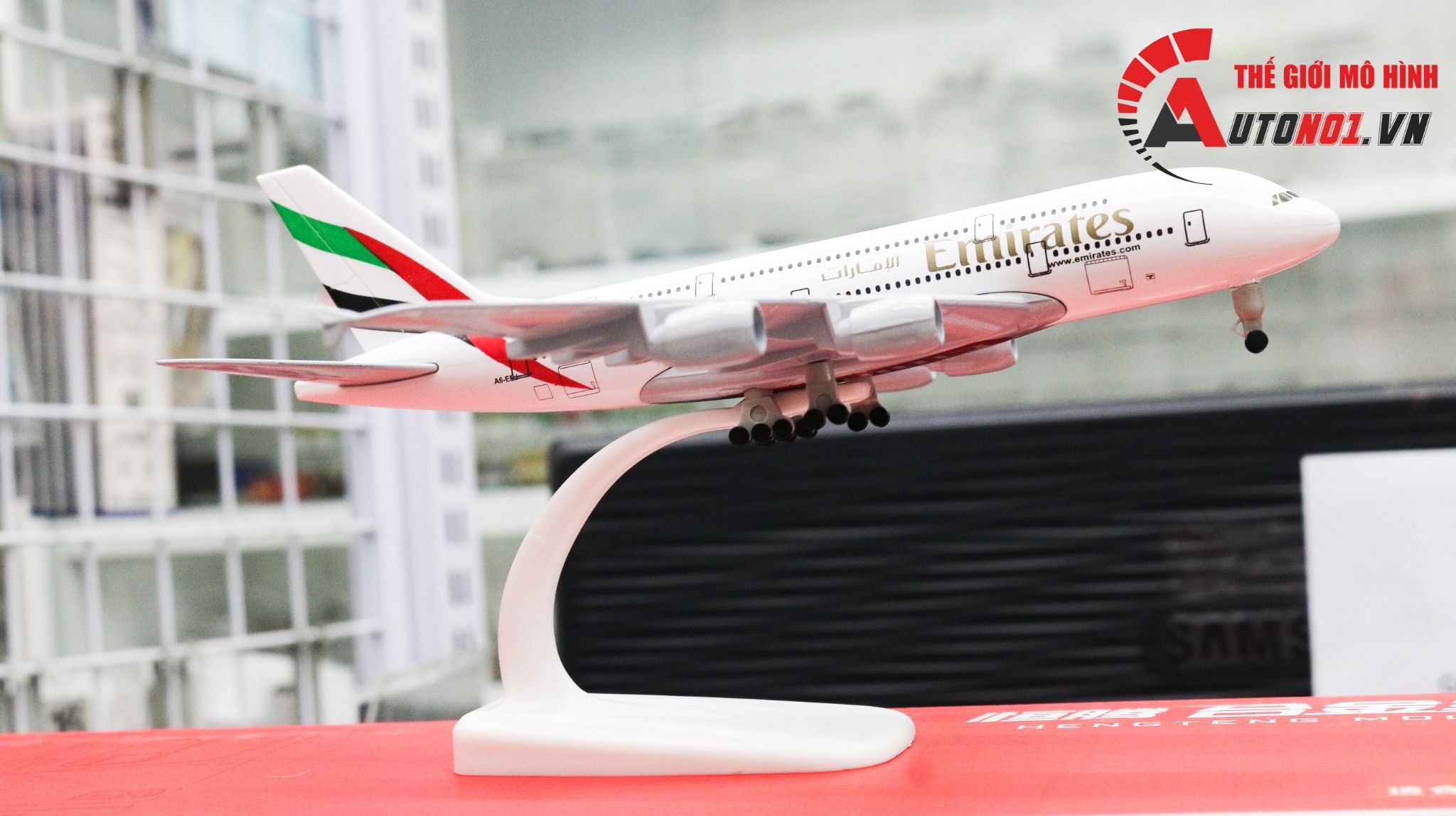 Mô hình máy bay Emirates A6-EEI Airbus A380 có bánh xe 20cm MB20036