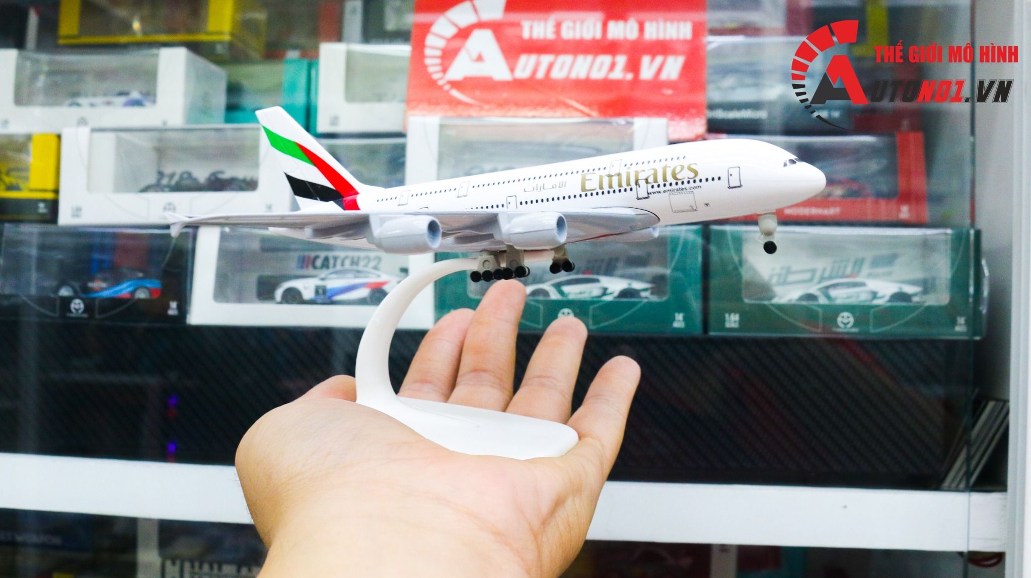 Mô hình máy bay Emirates A6-EEI Airbus A380 có bánh xe 20cm MB20036