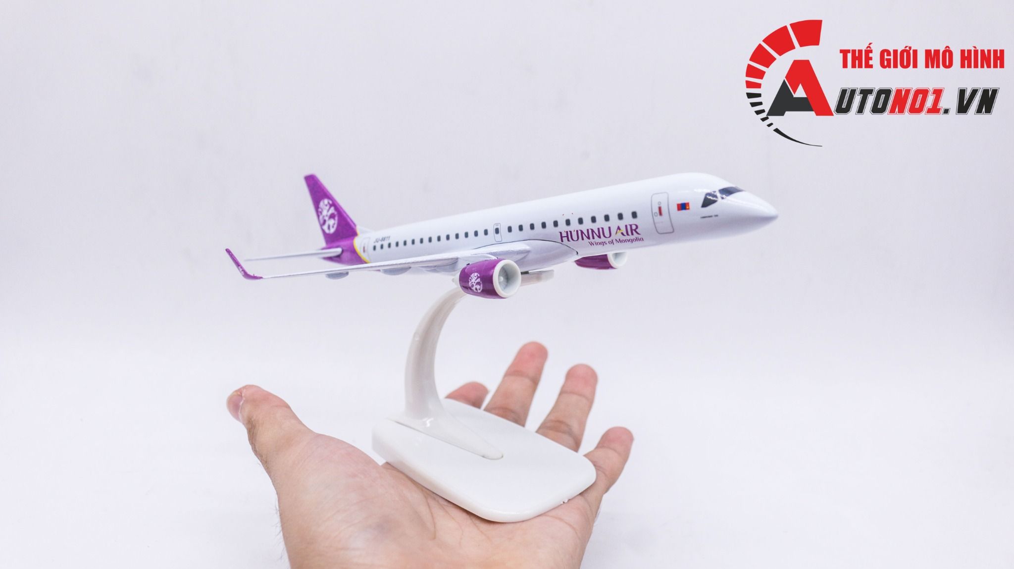 Mô hình máy bay Mông Cổ Hunnu Air Embraer E190 kích thước 20cm MB20081