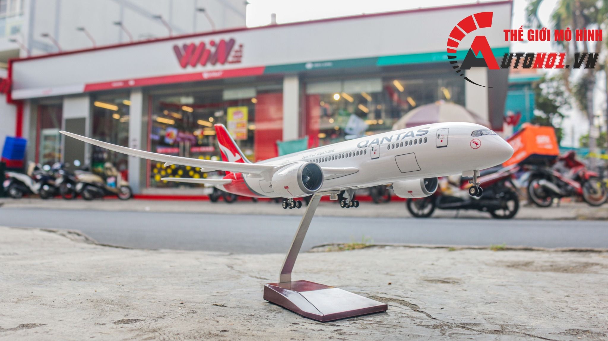 Mô hình máy bay Australia Qantas Boeing B787 47cm 1:130 có đèn led tự động theo tiếng vỗ tay hoặc chạm MB47007