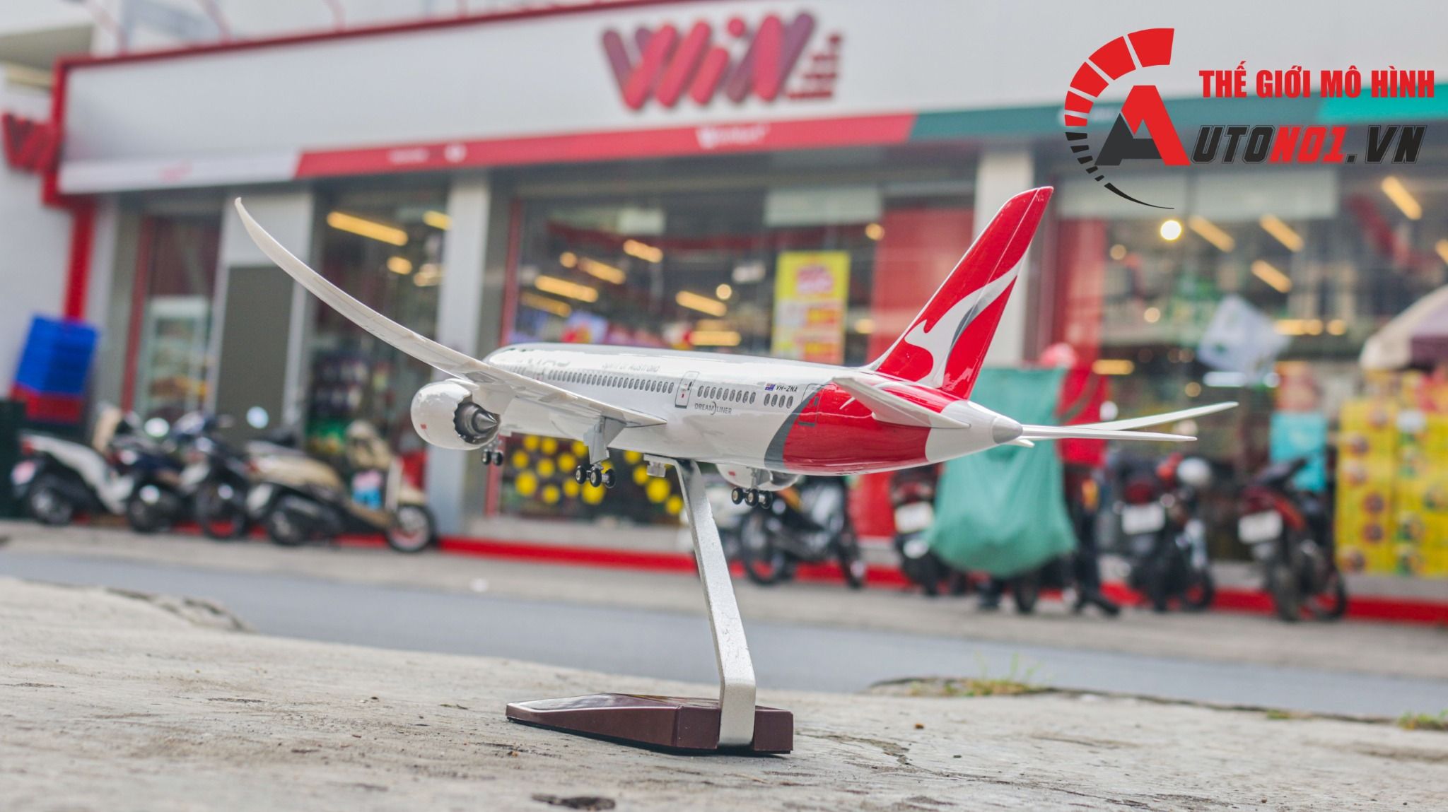 Mô hình máy bay Australia Qantas Boeing B787 47cm 1:130 có đèn led tự động theo tiếng vỗ tay hoặc chạm MB47007