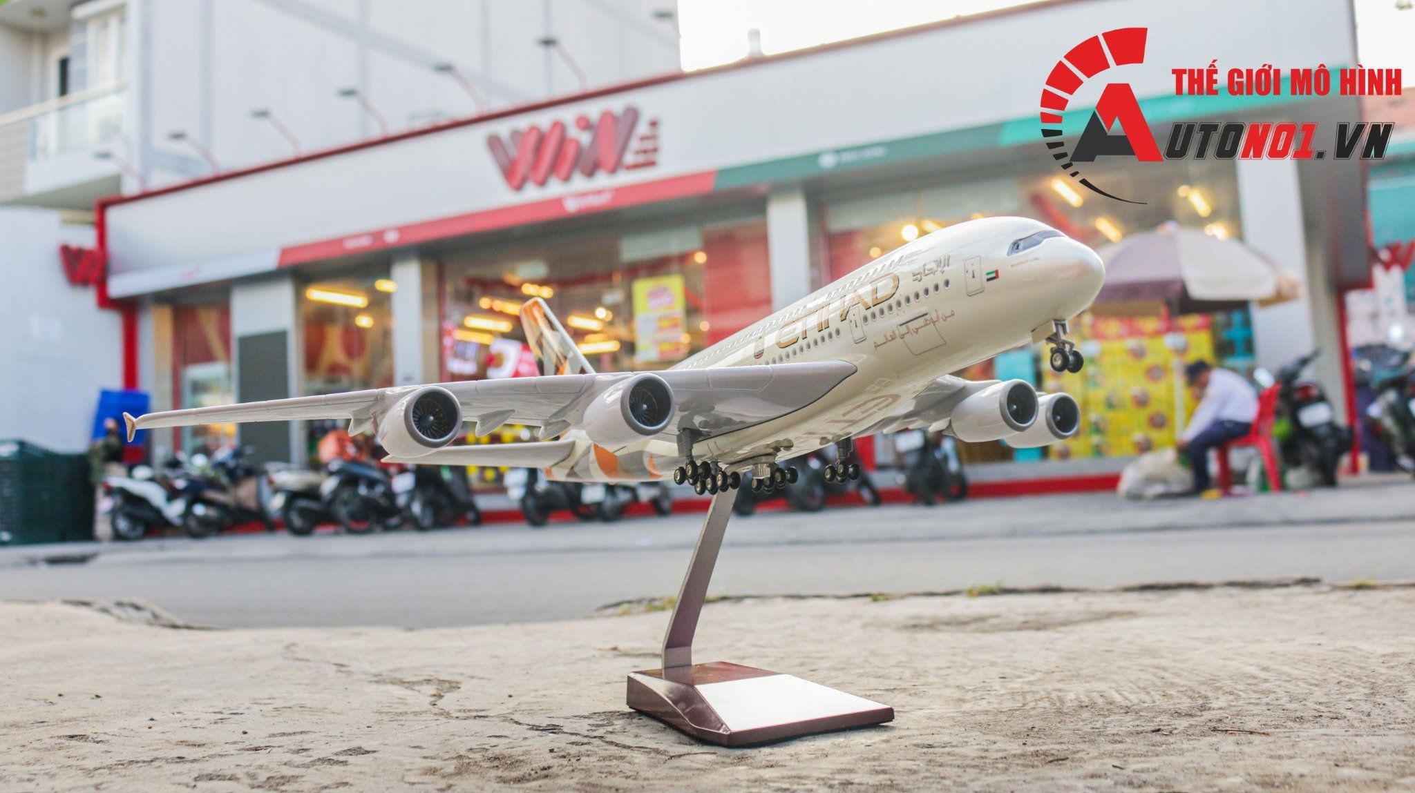 Mô hình máy bay Jason Tutu Etihad Airbus A380 Ả Rập 47cm có đèn led tự động theo tiếng vỗ tay hoặc chạm MB47043