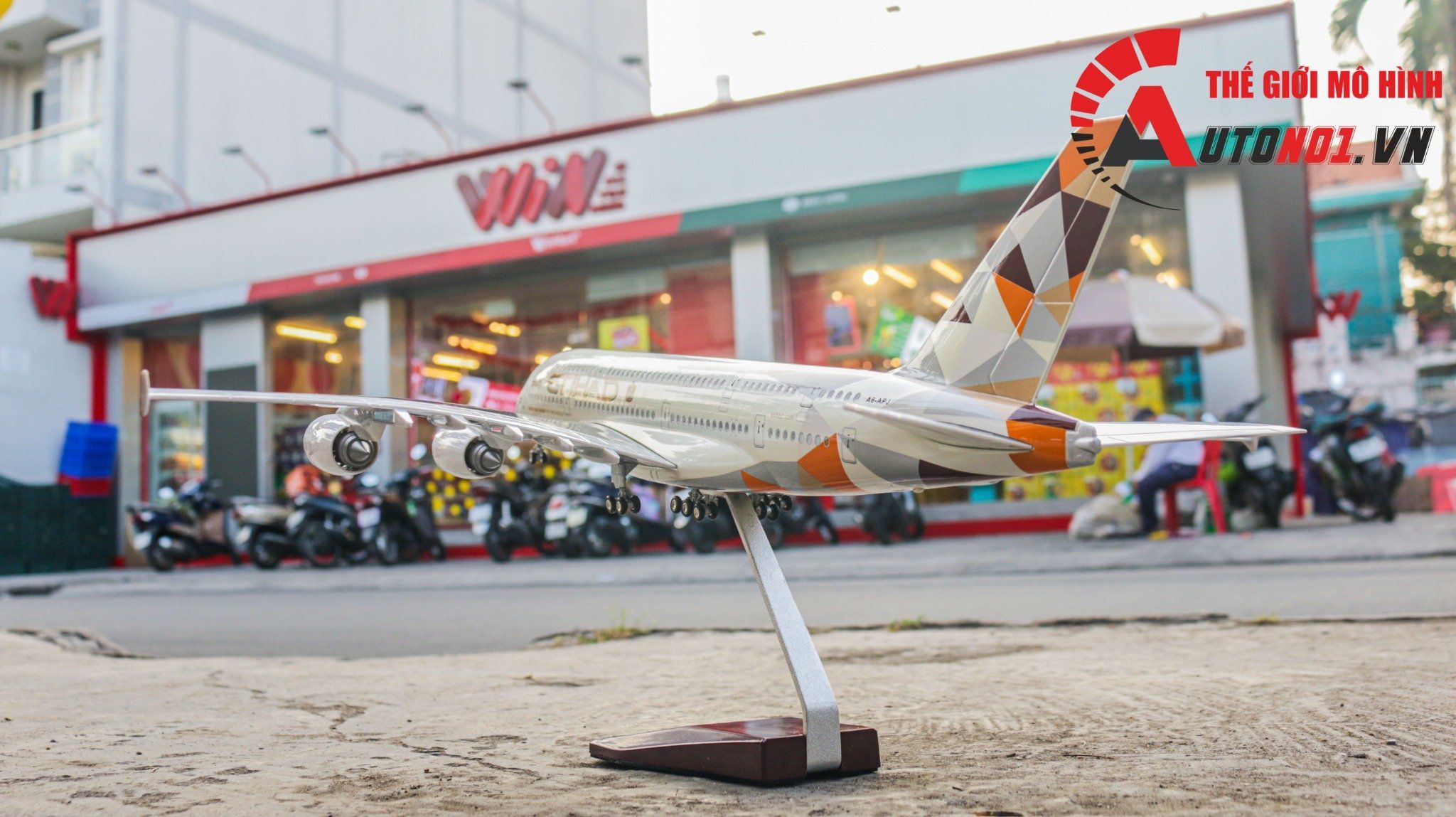 Mô hình máy bay Jason Tutu Etihad Airbus A380 Ả Rập 47cm có đèn led tự động theo tiếng vỗ tay hoặc chạm MB47043