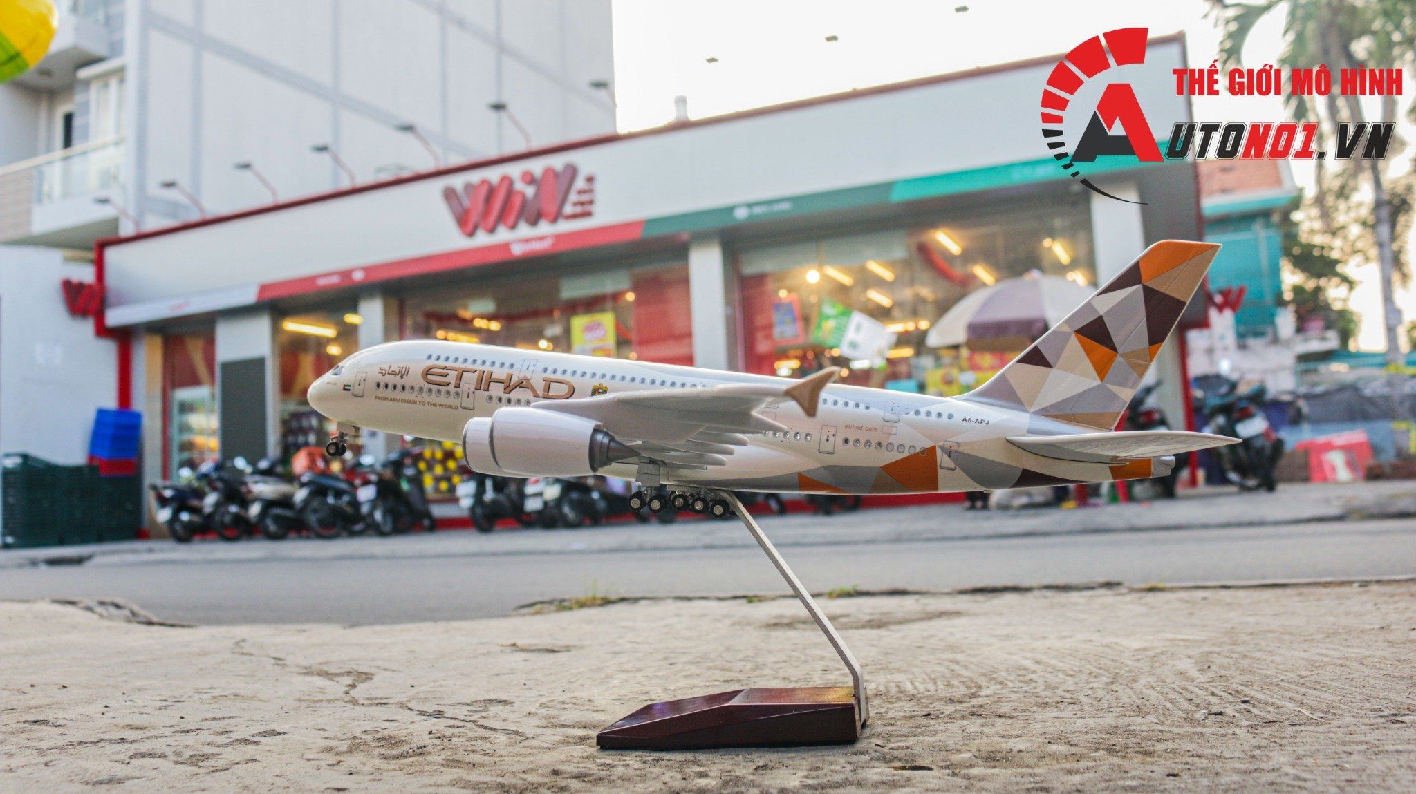 Mô hình máy bay Jason Tutu Etihad Airbus A380 Ả Rập 47cm có đèn led tự động theo tiếng vỗ tay hoặc chạm MB47043