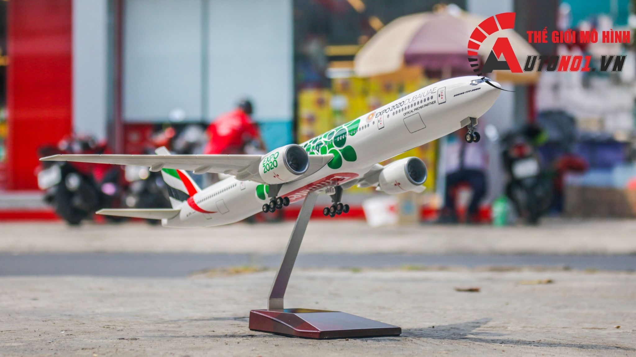 Mô hình máy bay Dubai UAE World Expo 2020 Boeing B777 47cm có đèn led tự động theo tiếng vỗ tay hoặc chạm MB47054