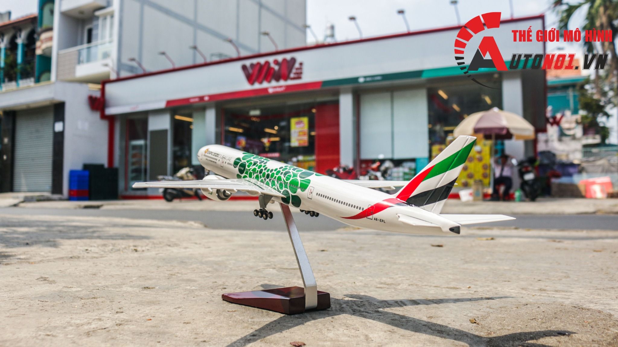 Mô hình máy bay Dubai UAE World Expo 2020 Boeing B777 47cm có đèn led tự động theo tiếng vỗ tay hoặc chạm MB47054