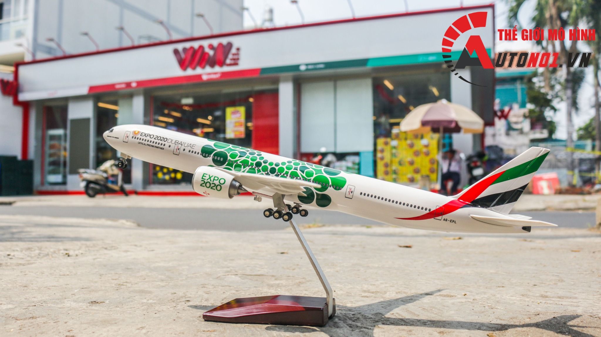 Mô hình máy bay Dubai UAE World Expo 2020 Boeing B777 47cm có đèn led tự động theo tiếng vỗ tay hoặc chạm MB47054
