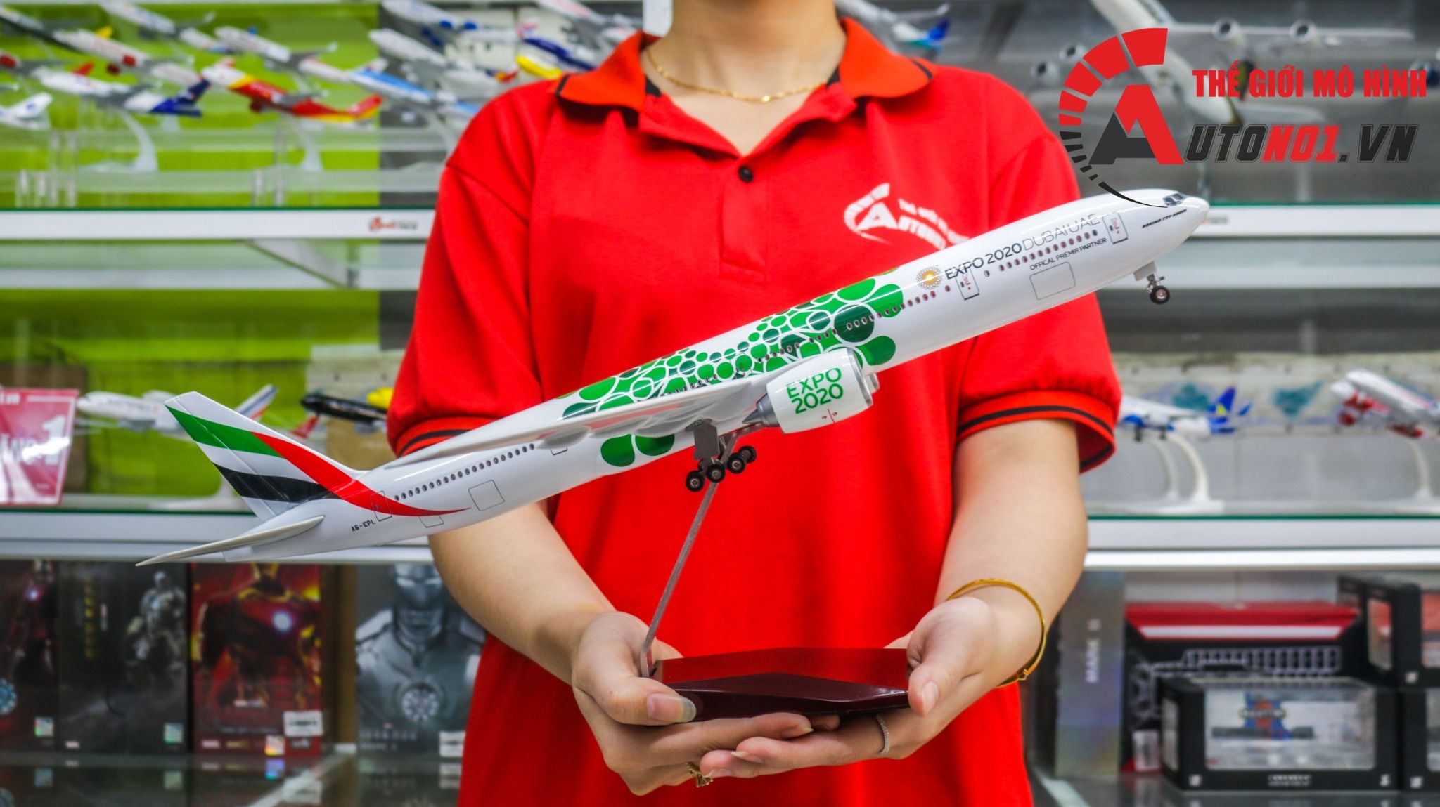 Mô hình máy bay Dubai UAE World Expo 2020 Boeing B777 47cm có đèn led tự động theo tiếng vỗ tay hoặc chạm MB47054