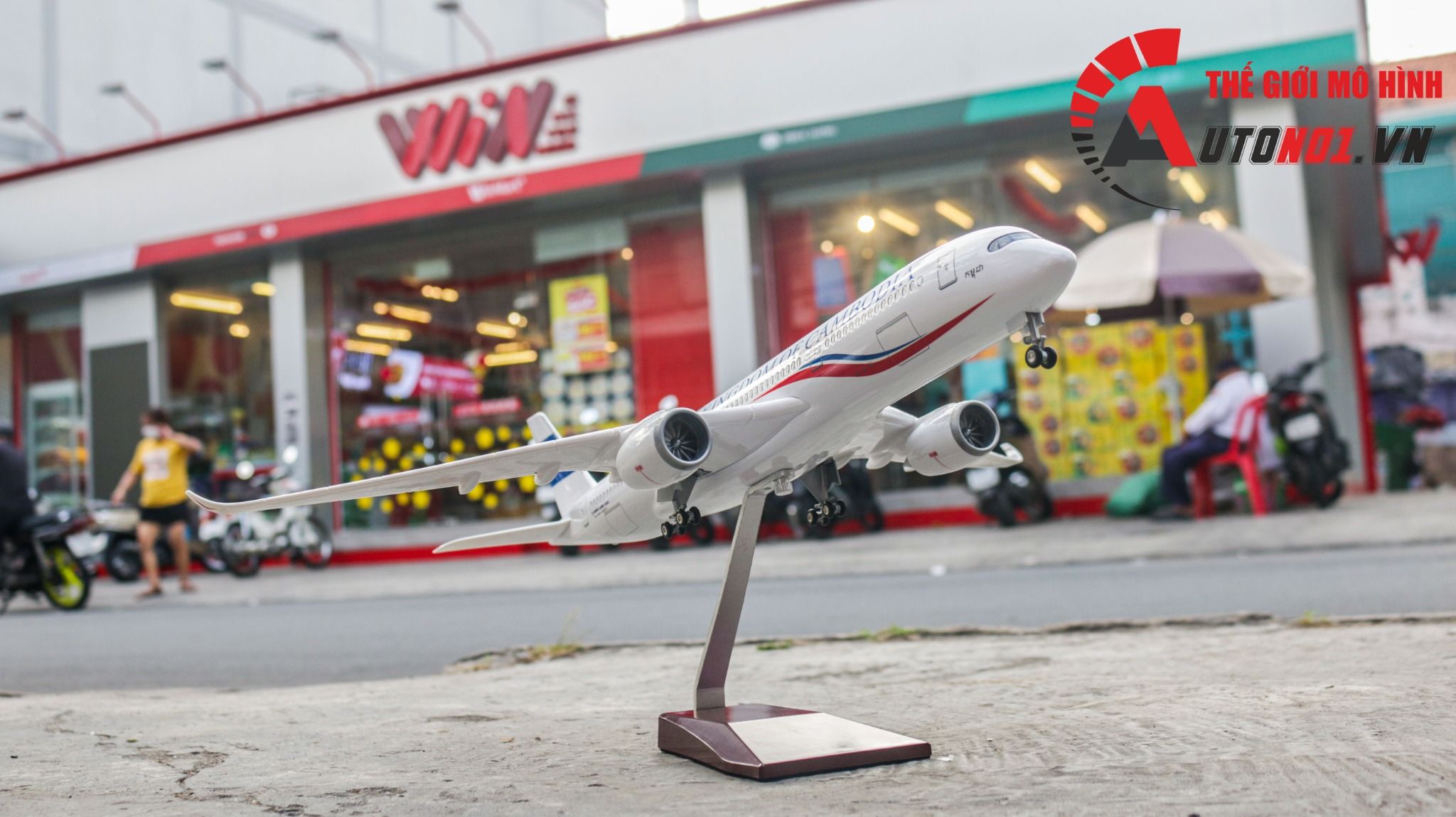 Mô hình máy bay Campuchia Kingdom of Combodia Airbus A350 47cm có đèn led tự động theo tiếng vỗ tay hoặc chạm MB47055