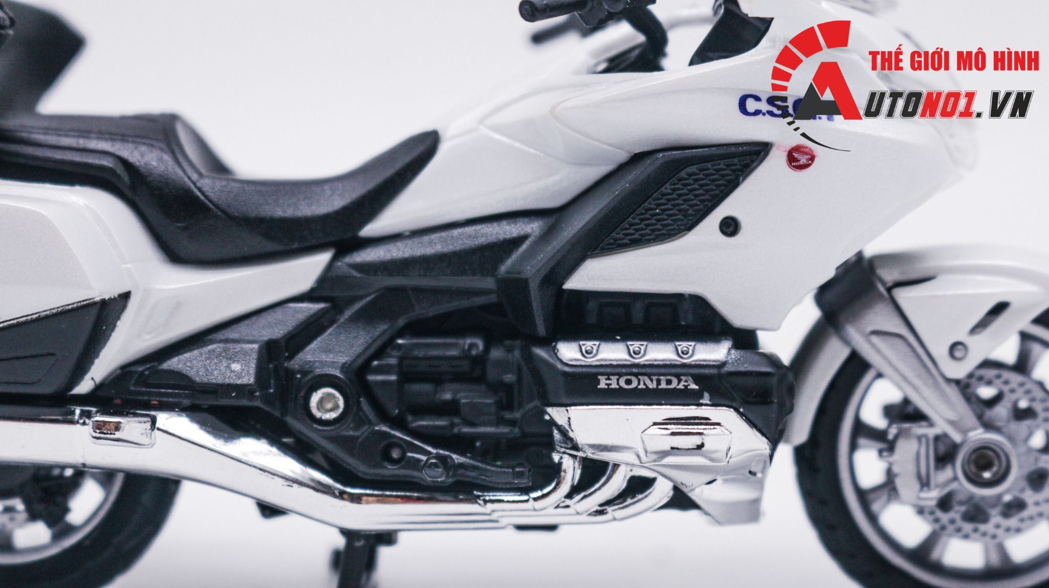 Mô hình xe độ Honda Goldwing độ CSGT có đế tỉ lệ 1:18 Autono1 D244A