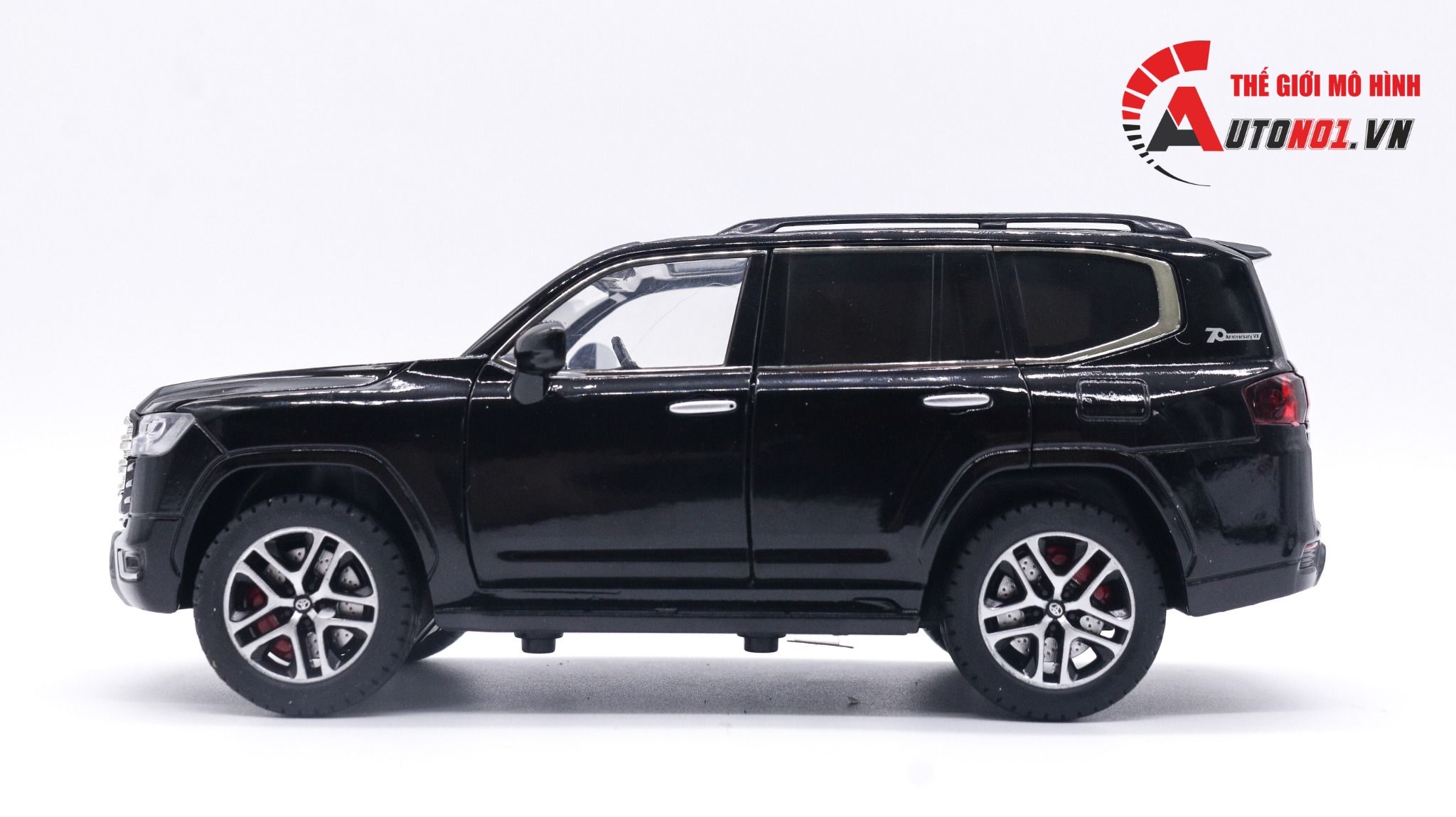  Mô hình xe Toyota Land Cruiser LC300 2022 full open - full kính - đánh lái được tỉ lệ 1:24 Henteng model OT014 