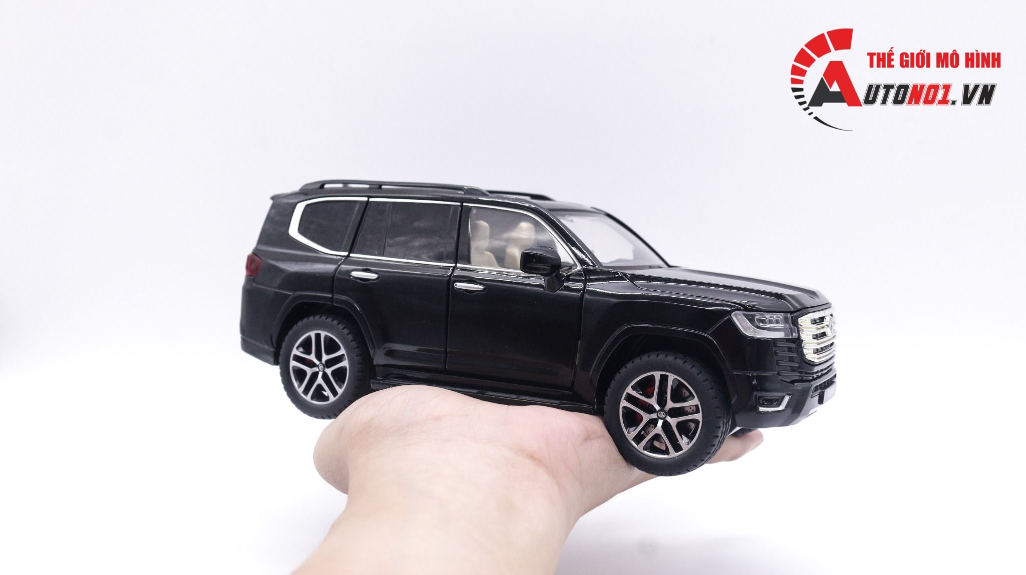 Mô hình xe Toyota Land Cruiser LC300 2022 có remote full open - full kính - đánh lái được tỉ lệ 1:24 Henteng model OT014